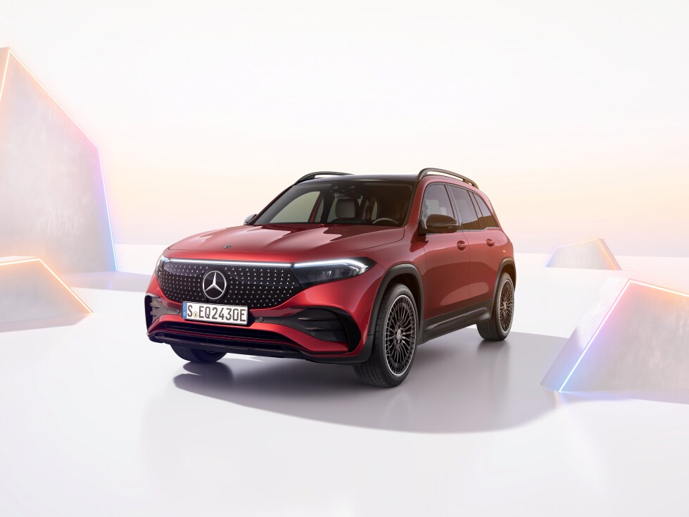 圖為 Mercedes-Benz EQB 偏側的車頭視圖。