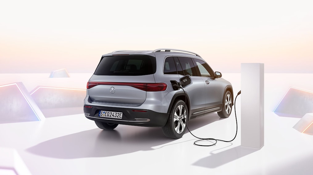 Mercedes-Benz EQB 充電的視圖。