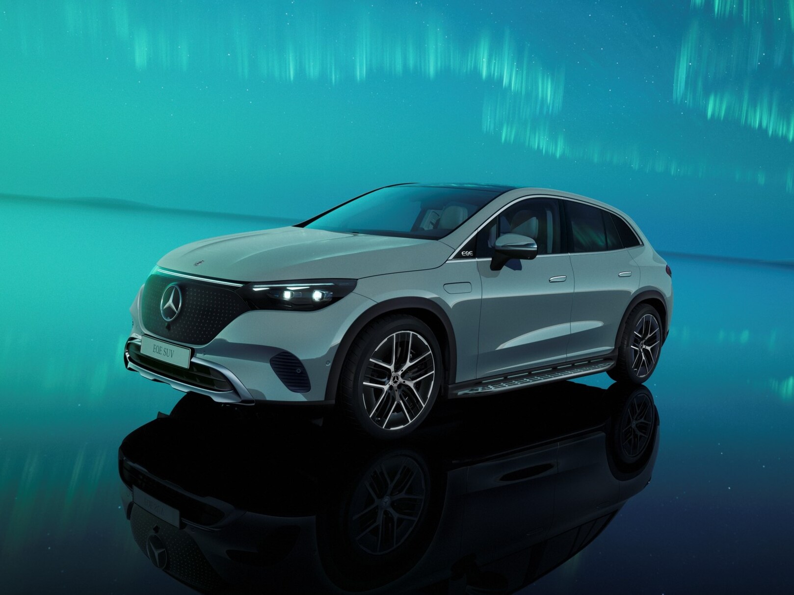 圖為 Mercedes-Benz EQE。
