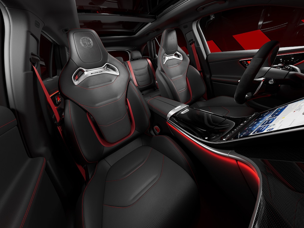 透過前排乘客側開啟的車門，可看到配備 AMG 高性能座椅套件進階版的前排座椅。