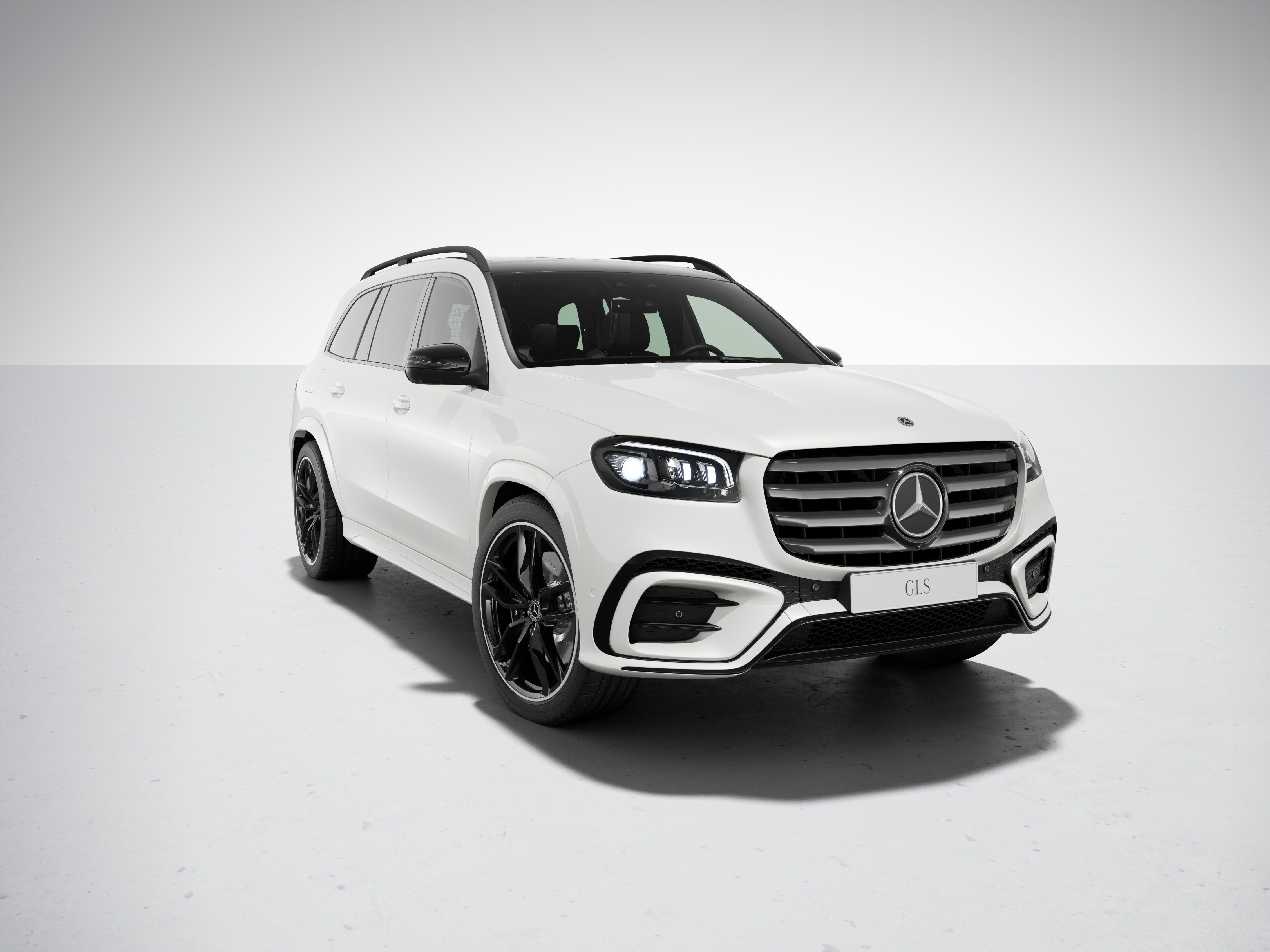 全新 Mercedes-Benz GLS 夜色套件。