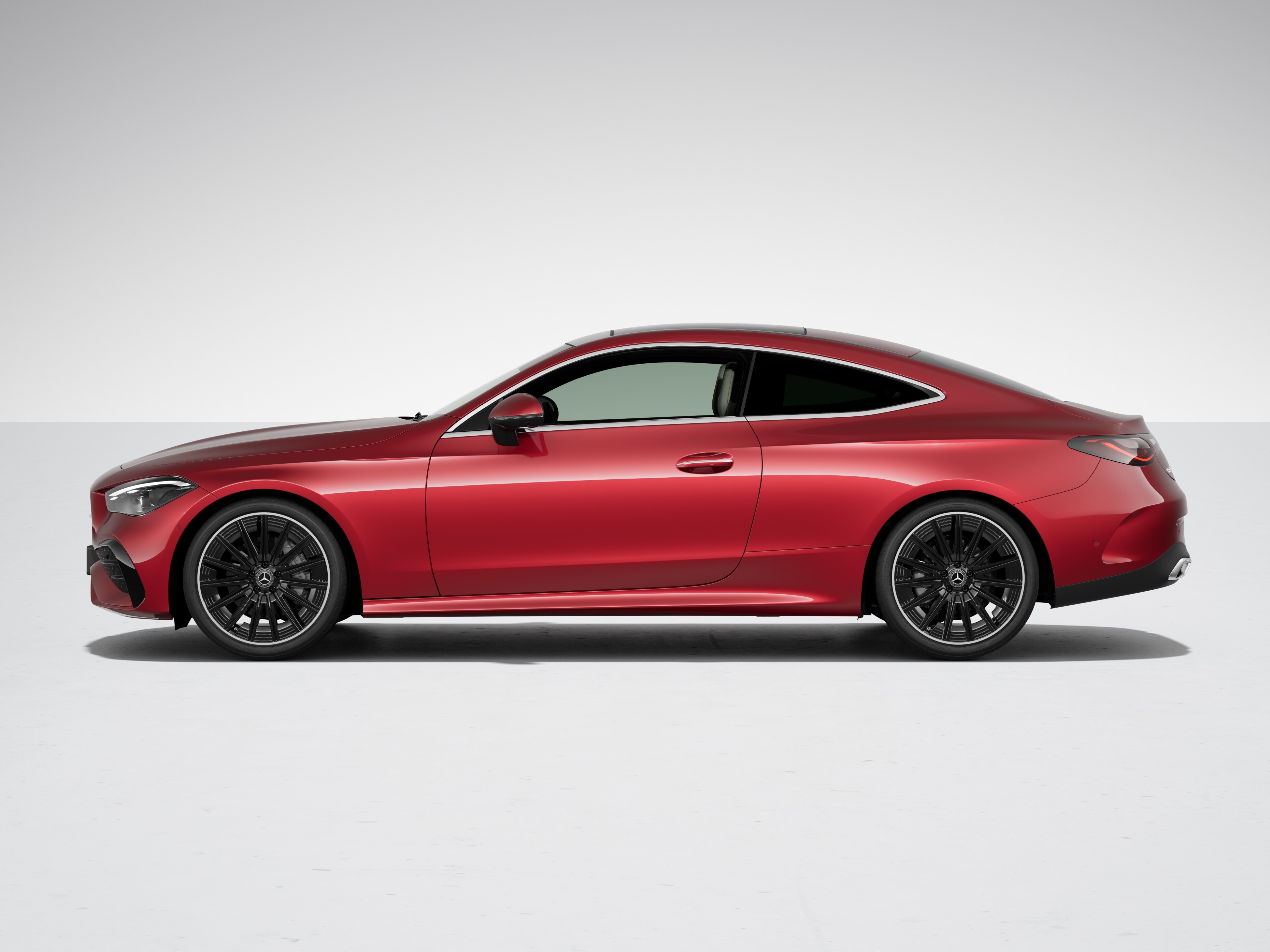 全新 Mercedes-Benz CLE 轎跑車的舒適型懸吊和降低型懸吊圖解。