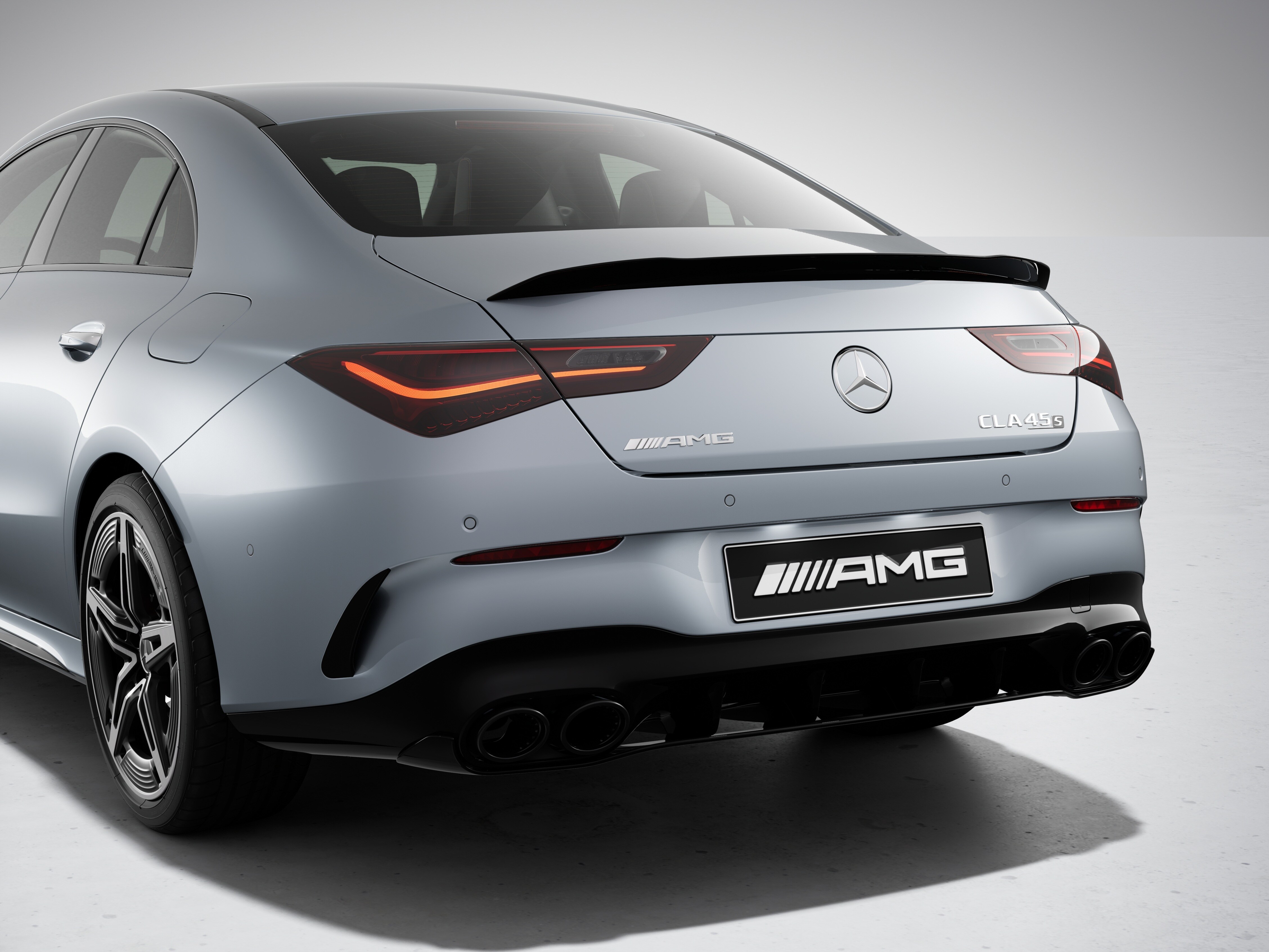 Mercedes-AMG CLA 35 4MATIC 附 AMG 空氣動力套件。