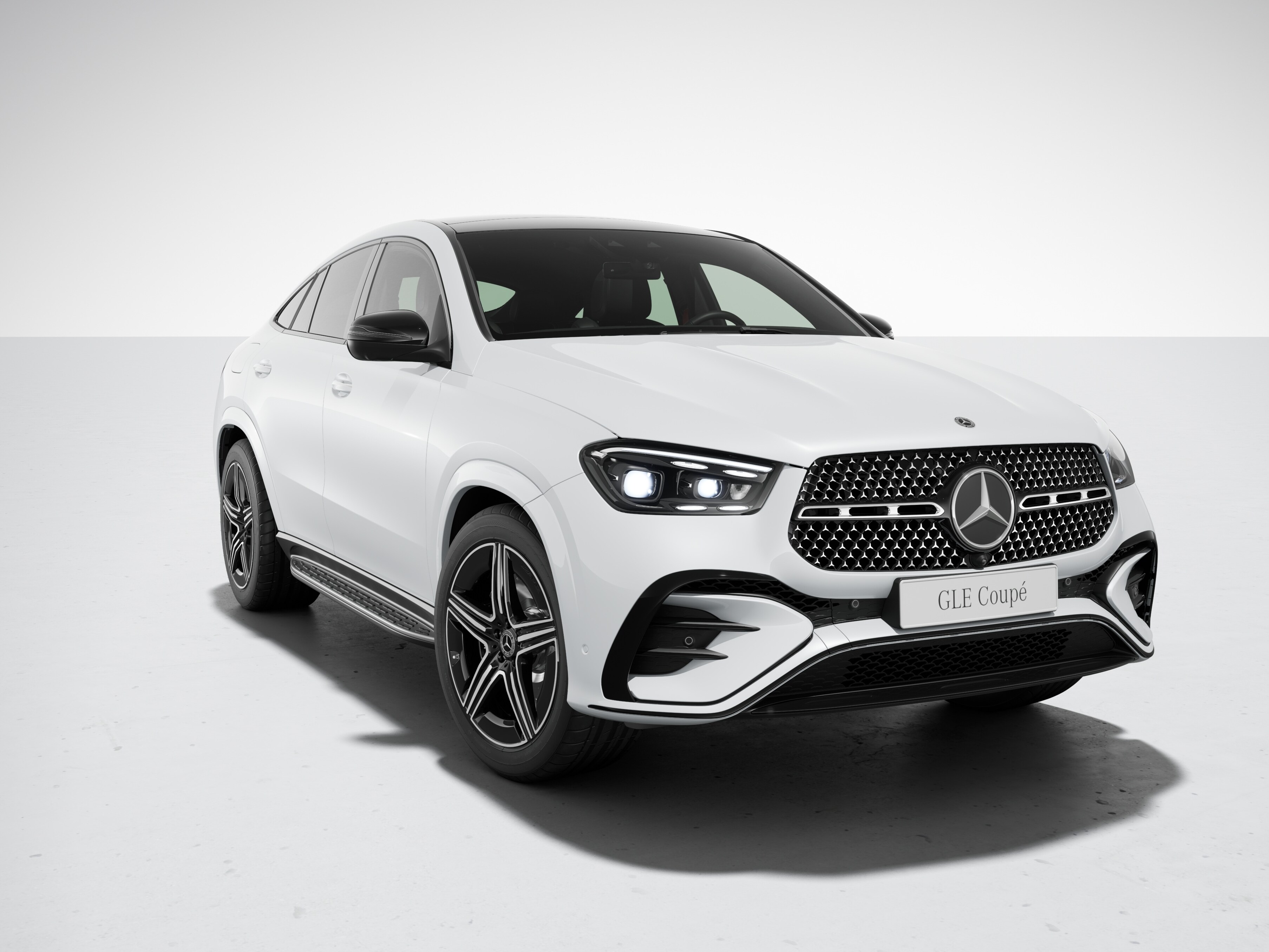 搭配夜色套件的 Mercedes-Benz GLE Coupé 外觀。