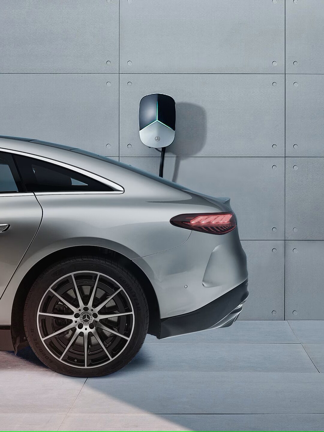 圖為 Mercedes-Benz EQE 的車尾視圖。