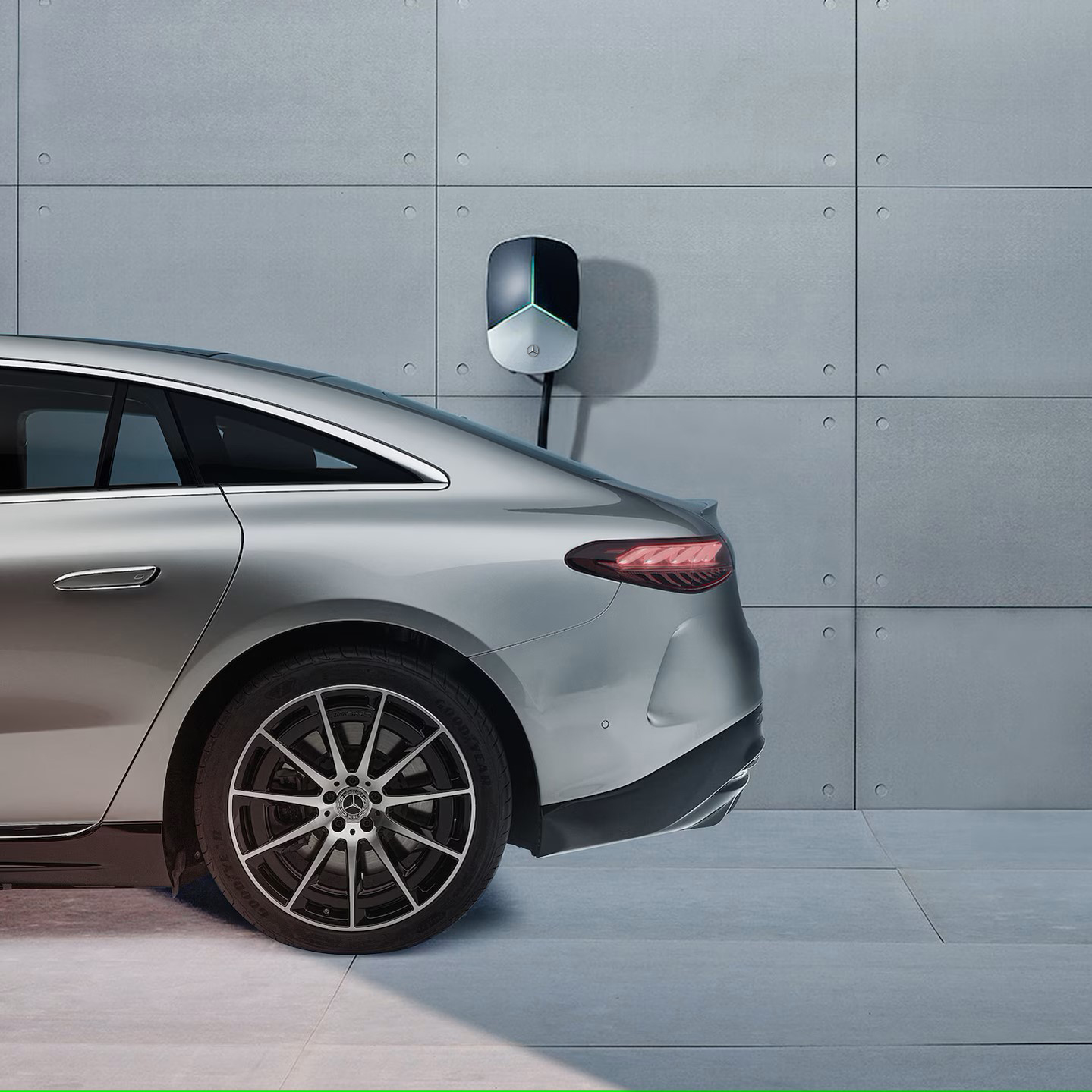 電動出行 | EQE | Mercedes-Benz 圖為 Mercedes-Benz EQE 的車尾視圖。