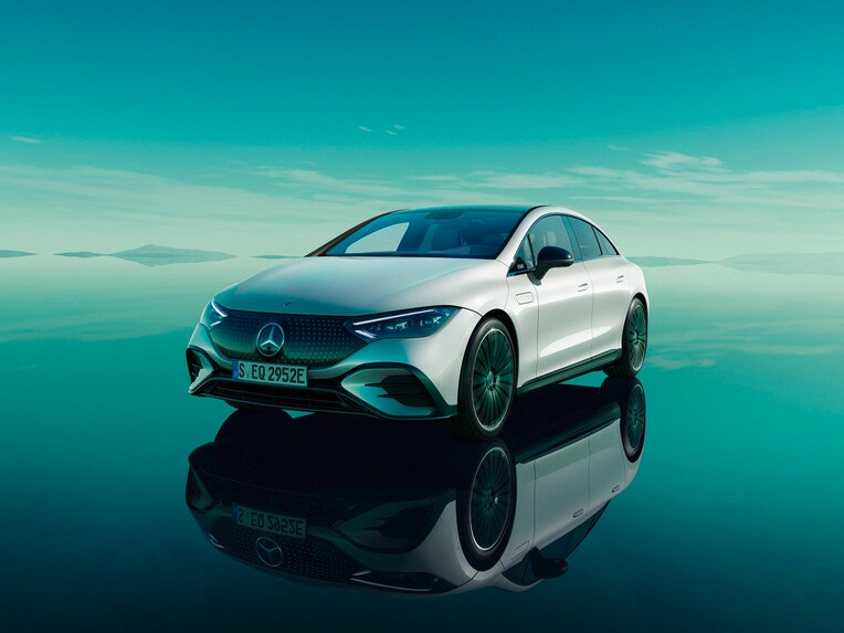 圖為 Mercedes-Benz EQE。