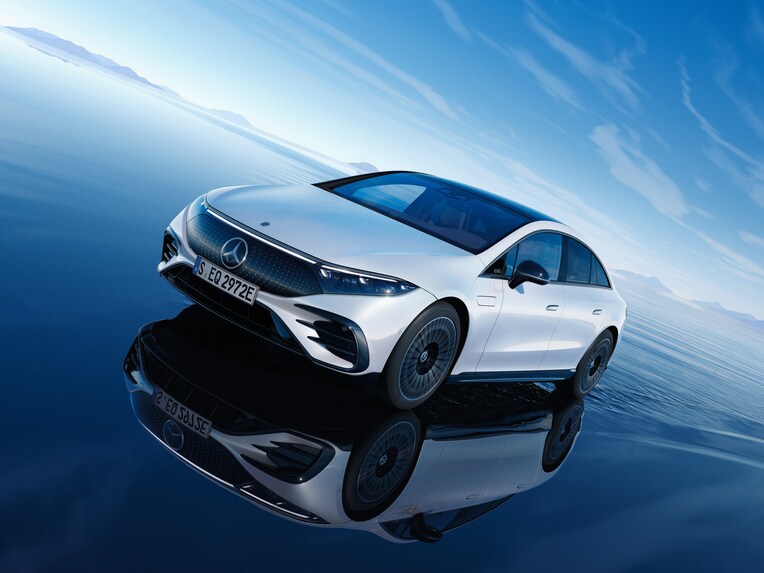 圖為 Mercedes-Benz EQS。