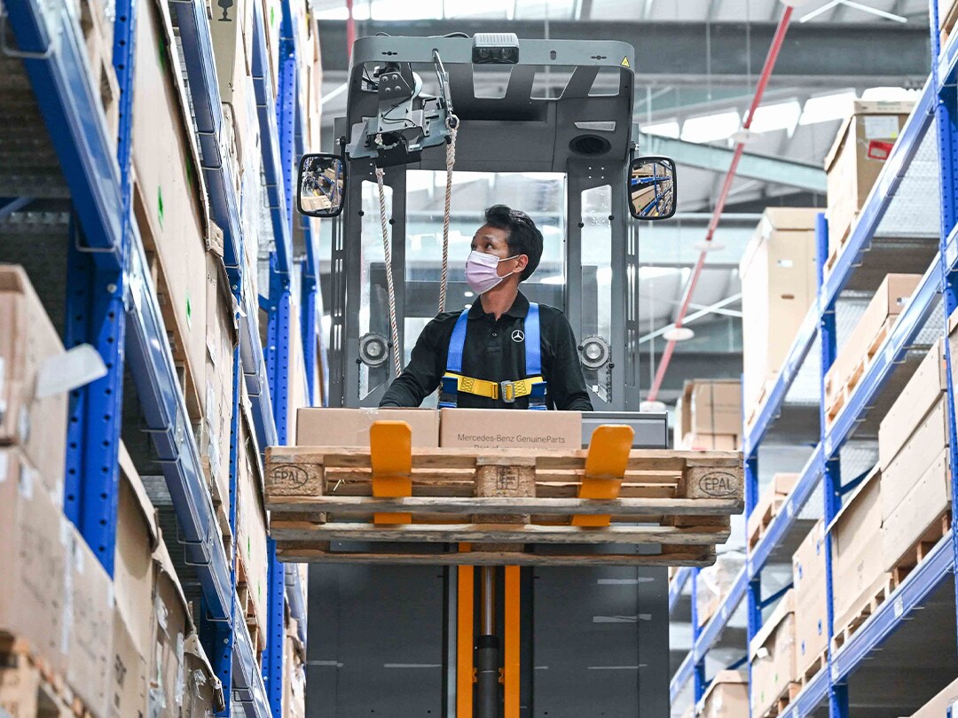 挑高 10 米的高坪效倉儲空間，搭配專業器具可快速處理 3 萬多種零件 (此為示意畫面，實際操作依照安全規範進行)