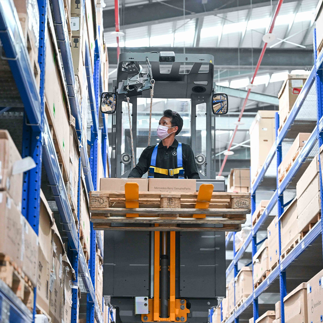 挑高 10 米的高坪效倉儲空間,搭配專業器具可快速處理 3 萬多種零件 (此為示意畫面,實際操作依照安全規範進行) 挑高 10 米的高坪效倉儲空間,搭配專業器具可快速處理 3 萬多種零件 (此為示意畫面,實際操作依照安全規範進行)