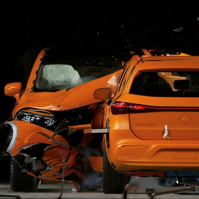 圖二、使用 EQA 和 EQS SUV ,皆以高於 Euro NCAP 的測試車重標準,進行對撞事故模擬 圖二、使用 EQA 和 EQS SUV ,皆以高於 Euro NCAP 的測試車重標準,進行對撞事故模擬