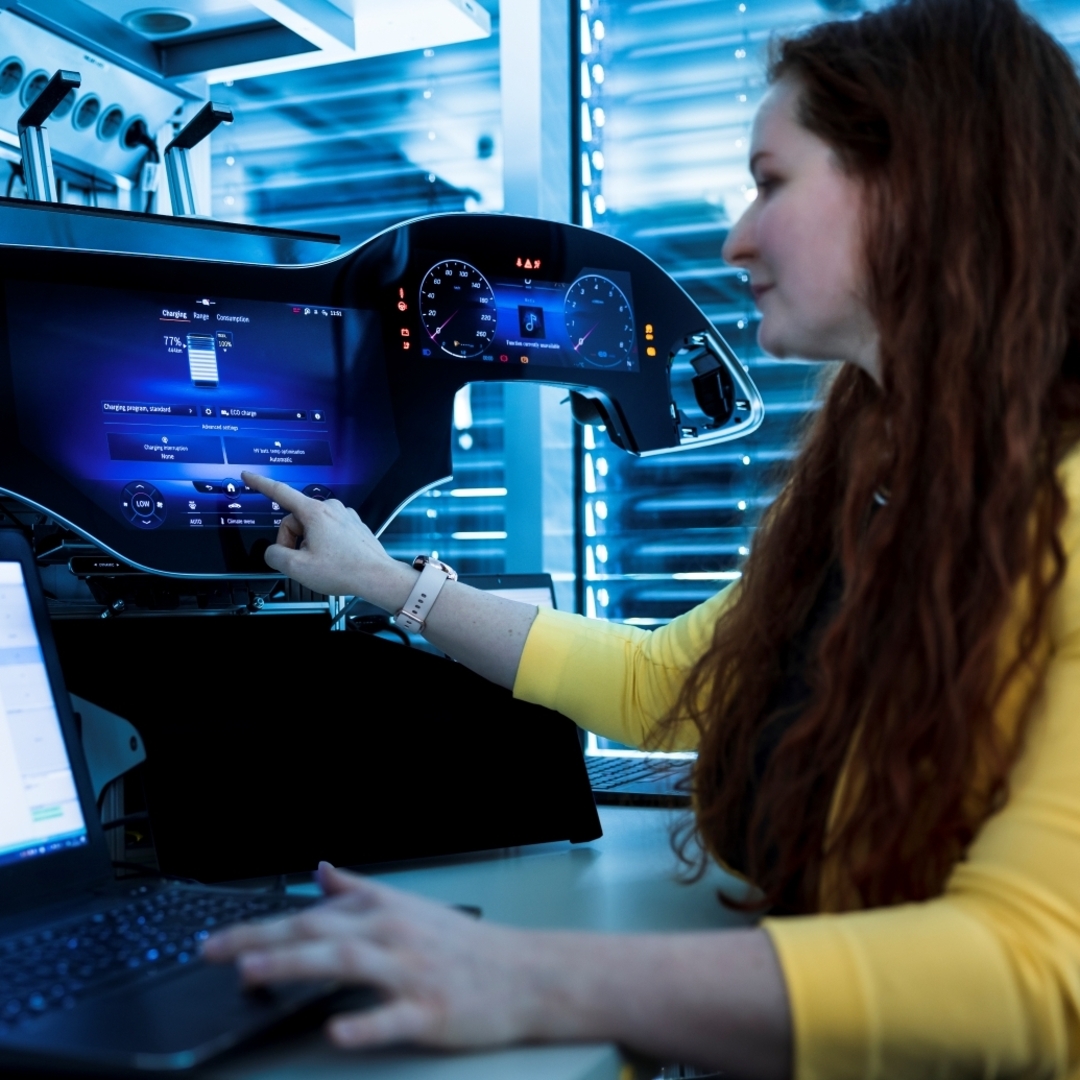 圖一、Mercedes-Benz 與 Microsoft 合作,將 AI 人工智慧聊天機器人 ChatGPT 整合至旗下車款的 MBUX 車載系統 圖一、Mercedes-Benz 與 Microsoft 合作,將 AI 人工智慧聊天機器人 ChatGPT 整合至旗下車款的 MBUX 車載系統