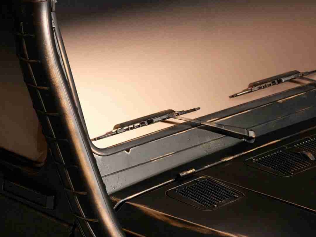 此次合作車款 G-Class 似乎披上仿舊的黑金塗裝