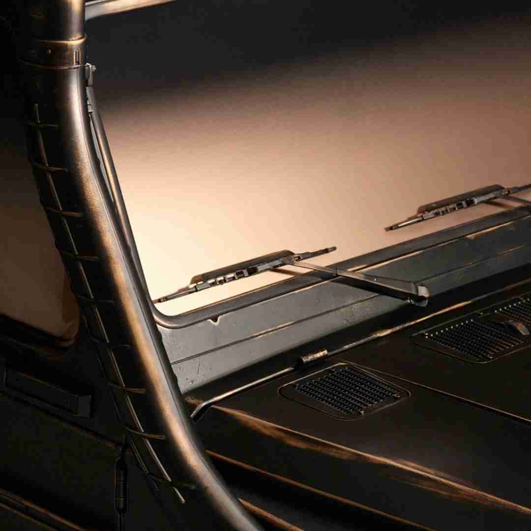 此次合作車款 G-Class 似乎披上仿舊的黑金塗裝 此次合作車款 G-Class 似乎披上仿舊的黑金塗裝