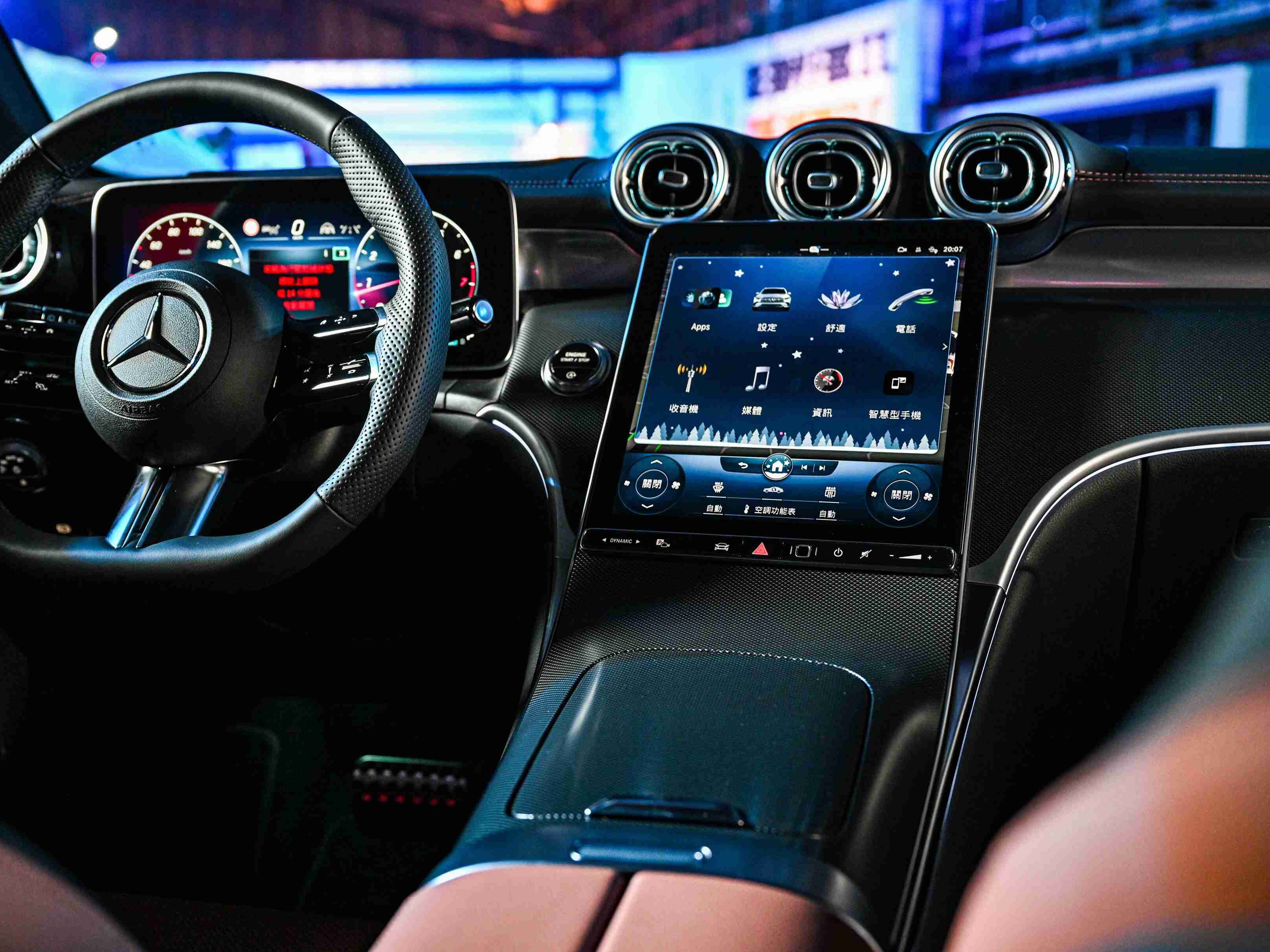 全新 GLC 強大的科技加持，不管是都會或叢林皆能輕鬆應對