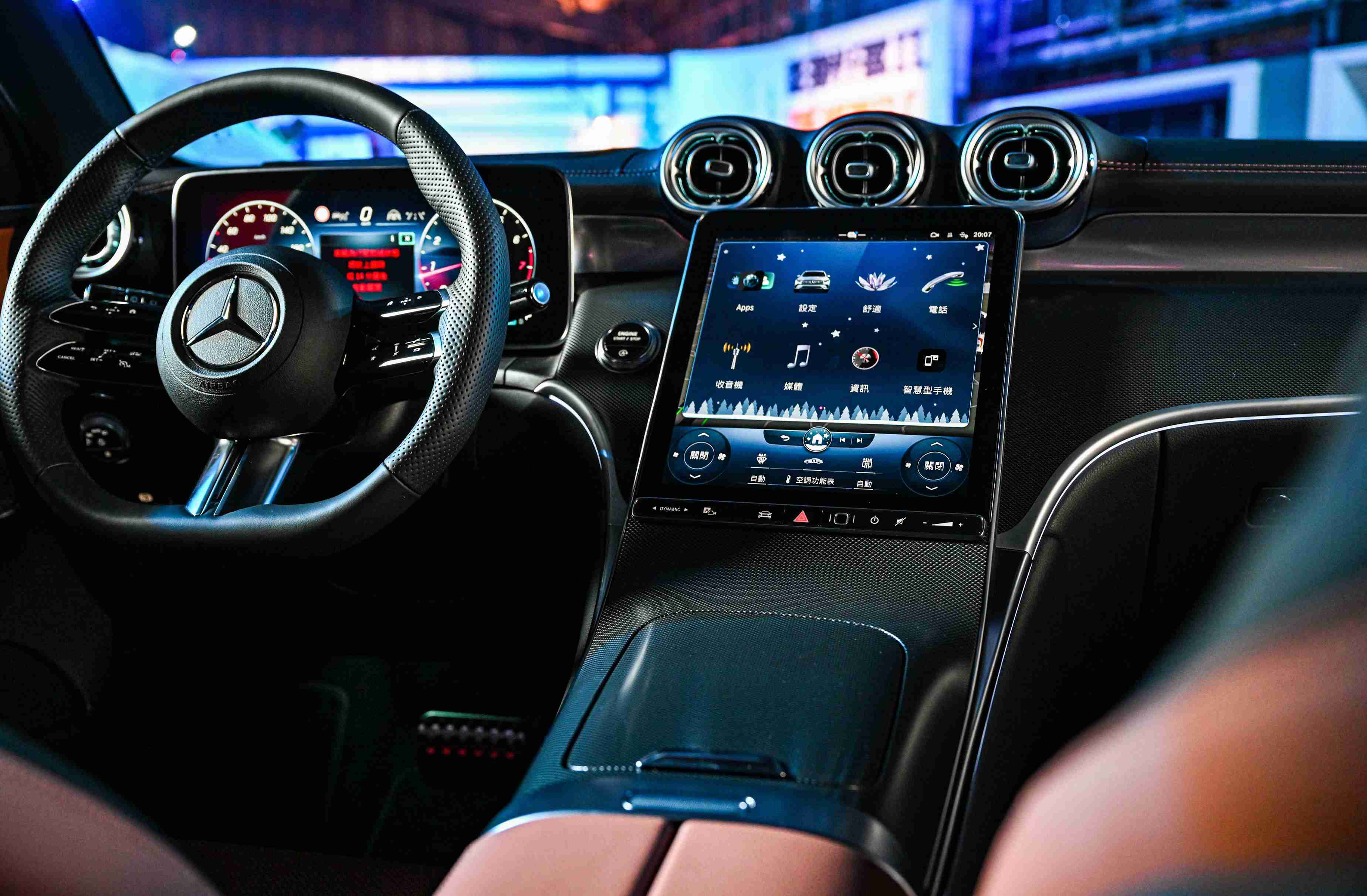 全新 GLC 強大的科技加持,不管是都會或叢林皆能輕鬆應對 全新 GLC 強大的科技加持,不管是都會或叢林皆能輕鬆應對