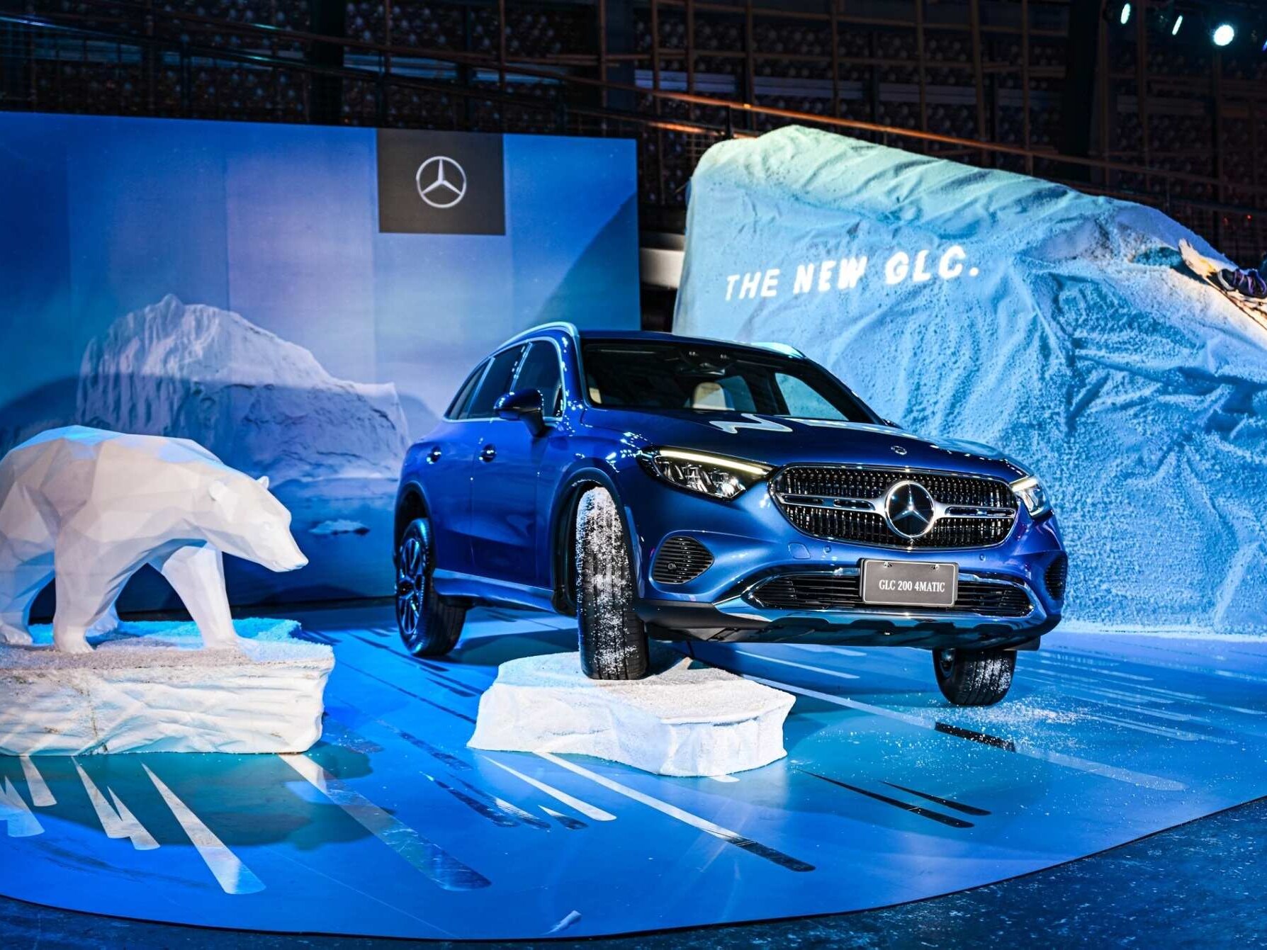 全新 GLC 導入越野駕駛模式、地表偵視功能與越野顯示介面等功能，同步強化抓地力與循跡表現