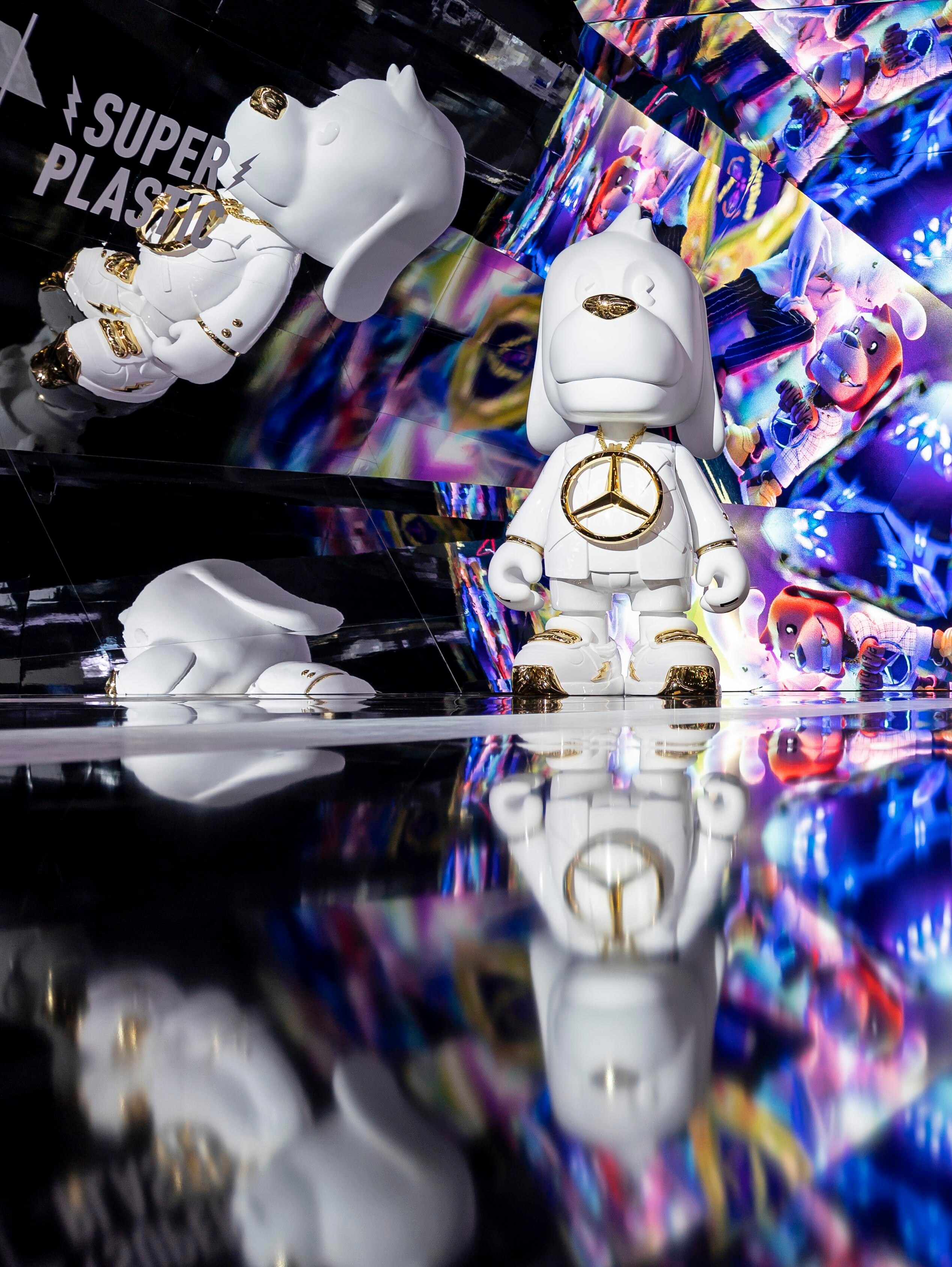 Mercedes-Benz 2023 CES 展間設置 2.5 公尺高的「Superdackel」巨型公仔，讓參展觀眾近距離欣賞全新角色