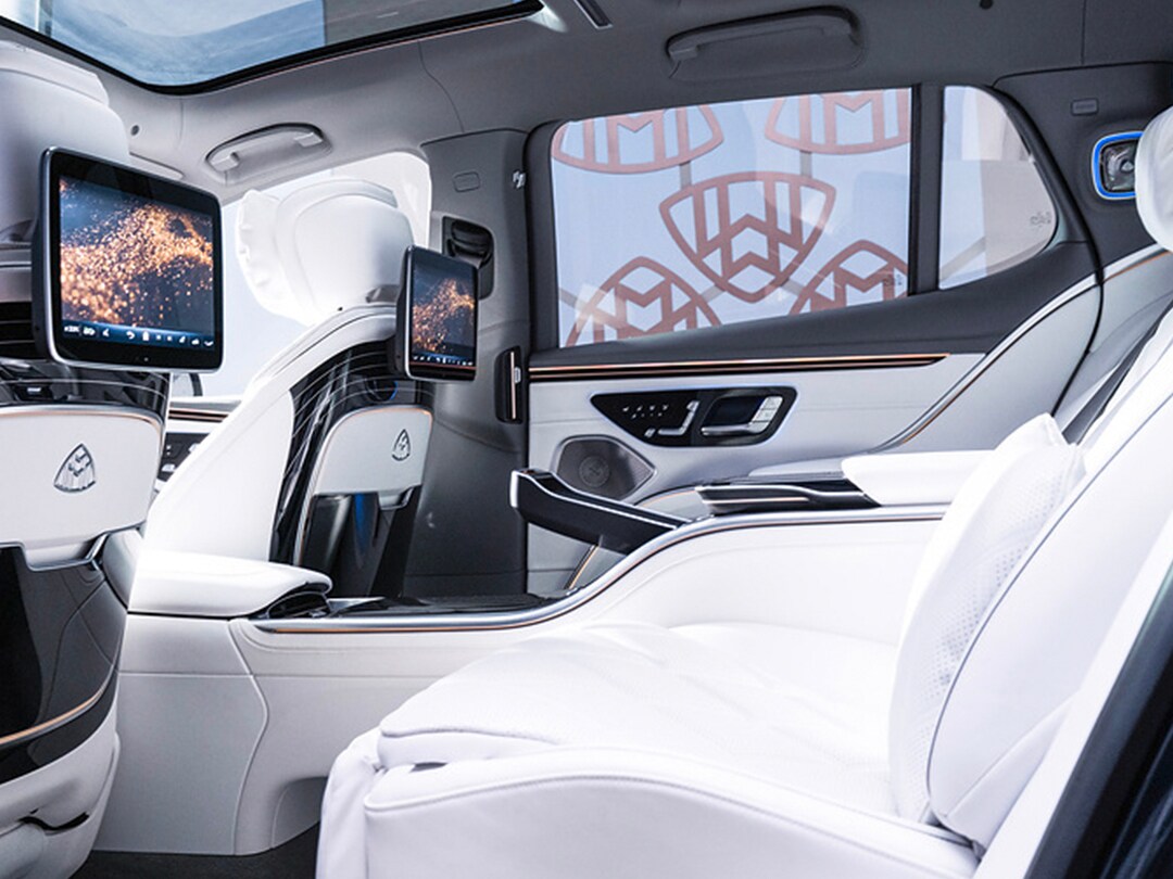 圖四_因電動車平台，後座中央扶手可懸浮且與前座相連，視覺上更加洗練，並提供更多膝部空間