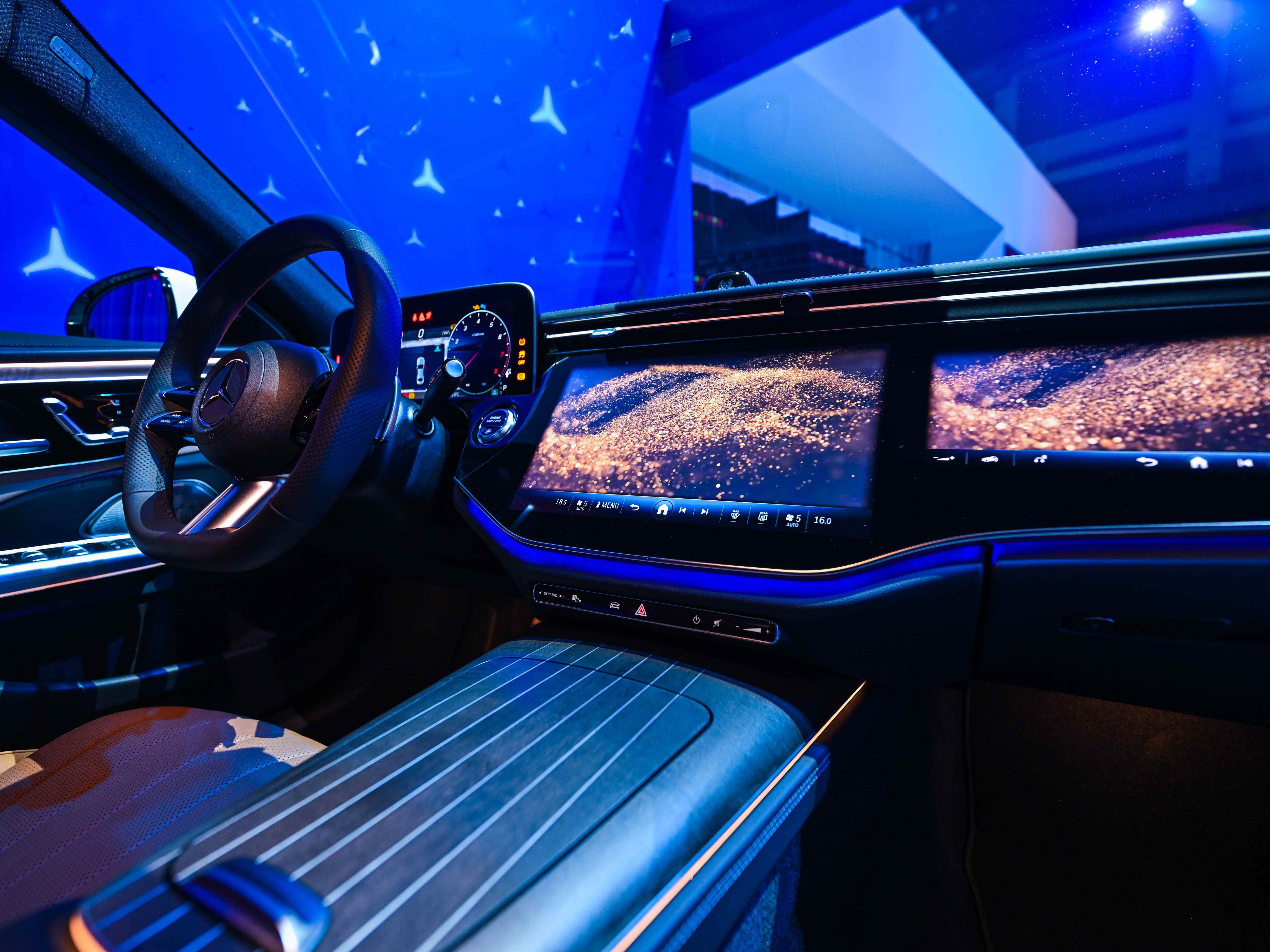 圖三、搭載全新世代的 MBUX 多媒體系統，以 AI 學習為基礎，集結眾多智慧便利的功能