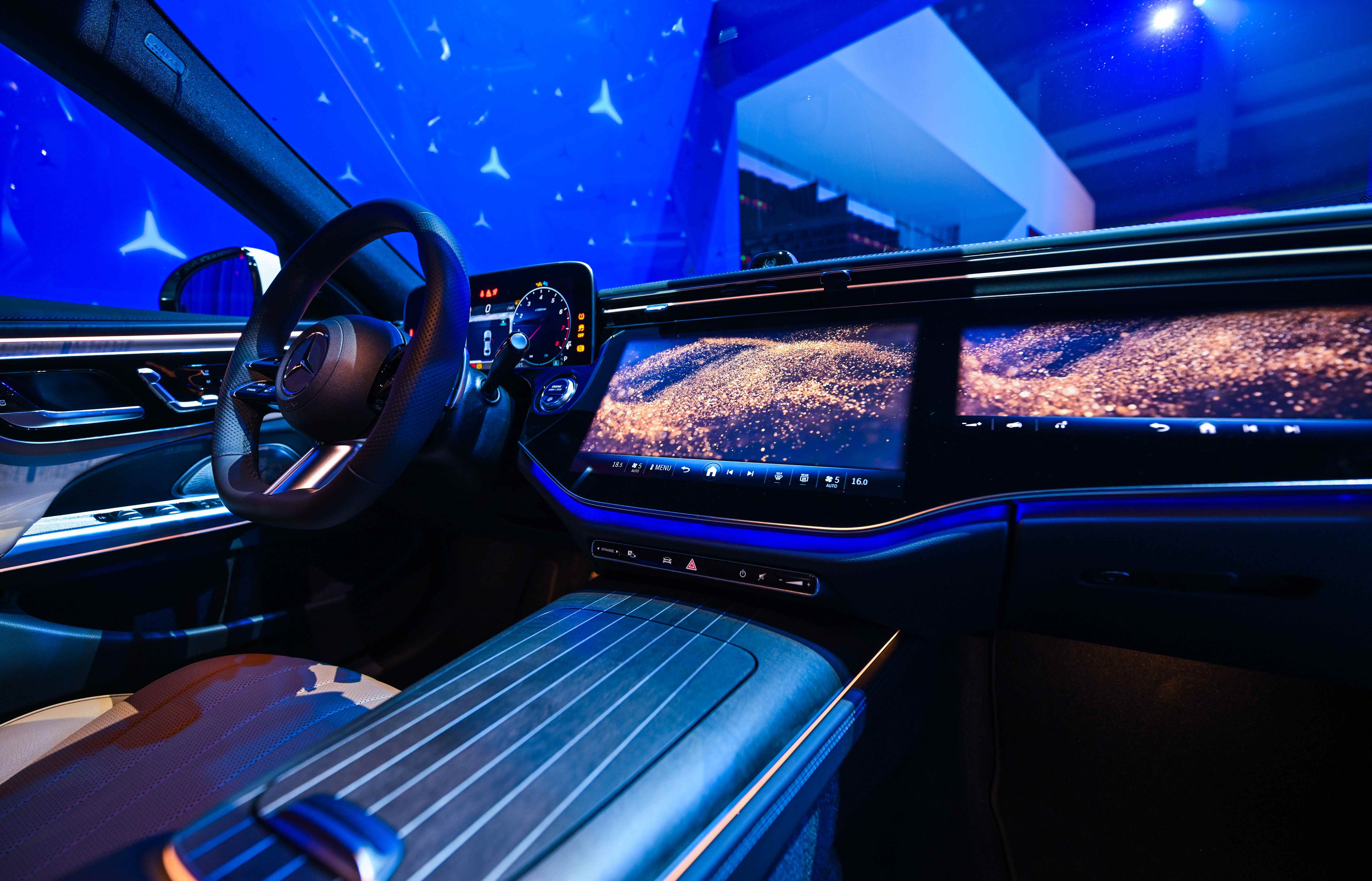 圖三、搭載全新世代的 MBUX 多媒體系統,以 AI 學習為基礎,集結眾多智慧便利的功能 圖三、搭載全新世代的 MBUX 多媒體系統,以 AI 學習為基礎,集結眾多智慧便利的功能