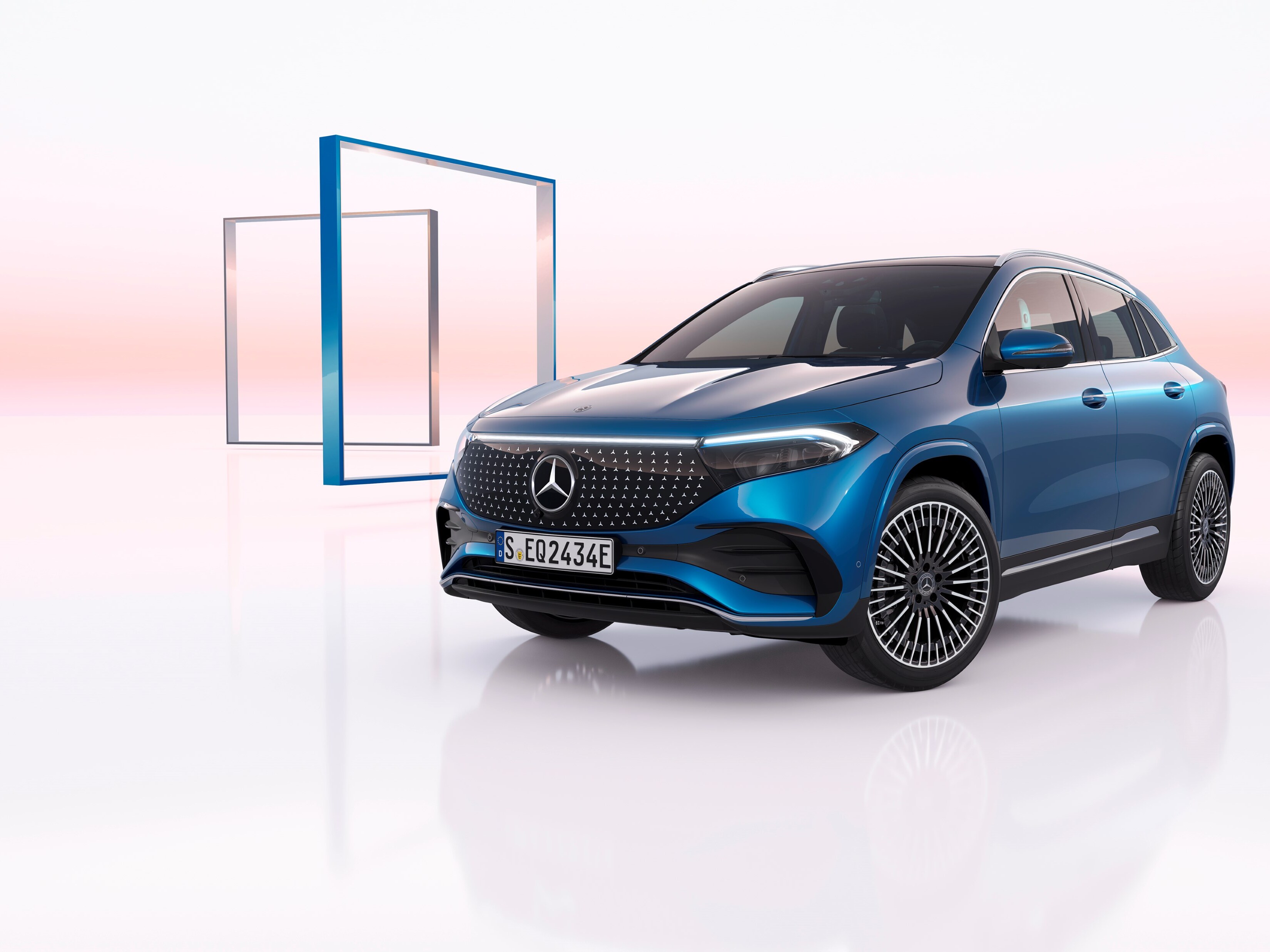 全新 EQA 250 標配升級成 AMG Line 運動化套件以及 19 吋輪圈，純電行駛里程突破 500 km