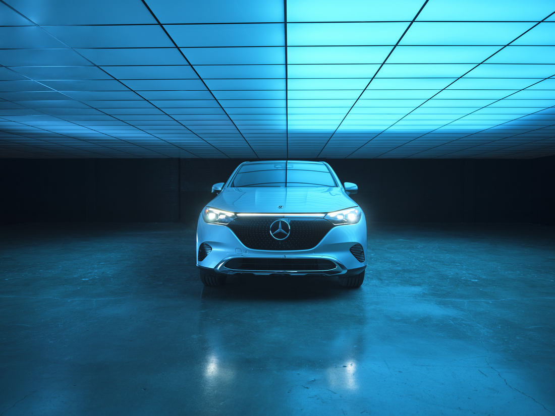 全新推出的 EQE 300 SUV 採後輪驅動架構,純電行駛里程最高可達 587 km 全新推出的 EQE 300 SUV 採後輪驅動架構,純電行駛里程最高可達 587 km