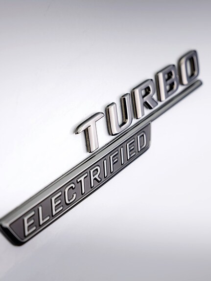 車側 “TURBO ELECTRIFIED” 徽飾以彰顯 F1 電子渦輪技術挹注的獨特身分