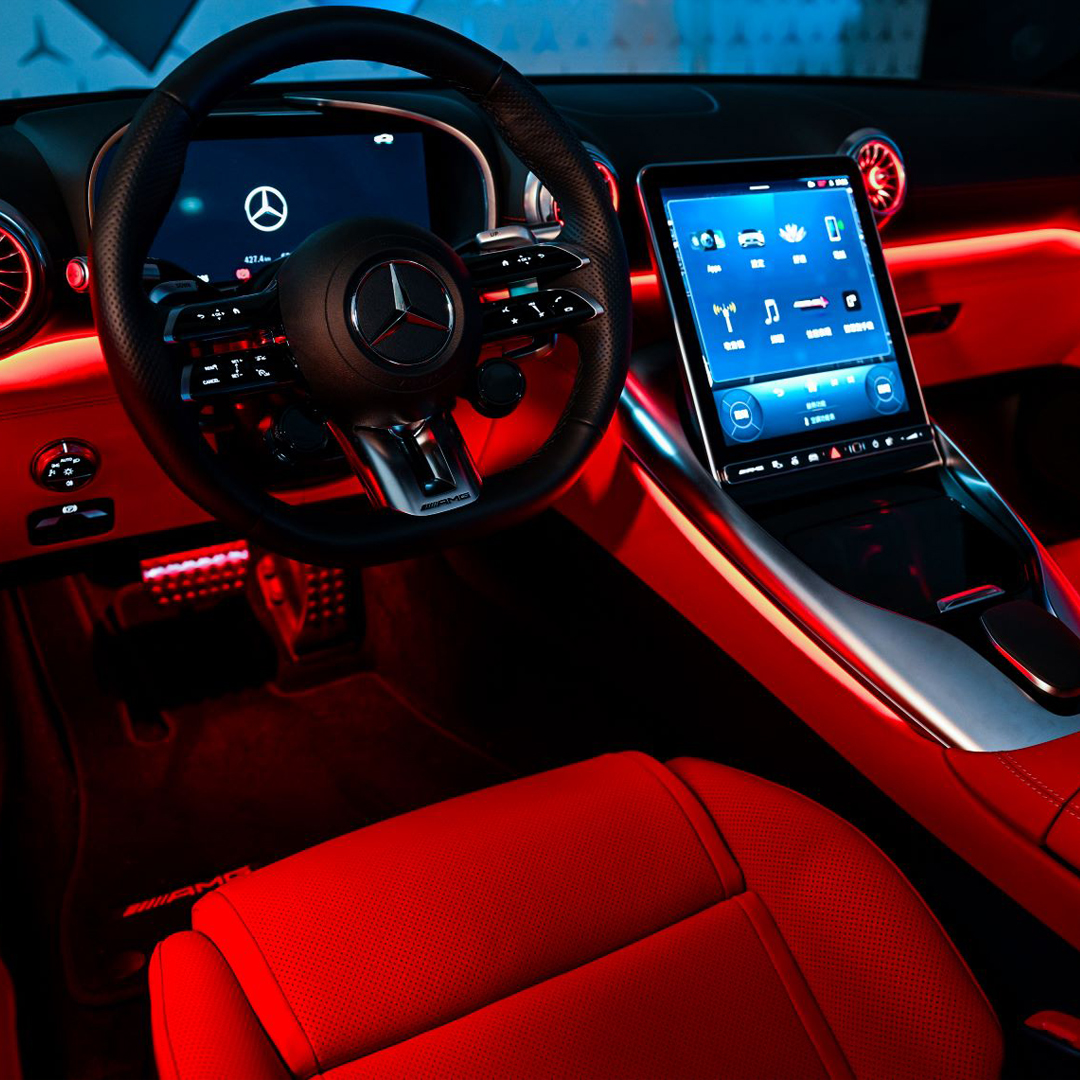 圖三、充滿戰鬥氣息的座艙,在 MBUX 2.0 的挹注下也可以很智能與舒適 圖三、充滿戰鬥氣息的座艙,在 MBUX 2.0 的挹注下也可以很智能與舒適