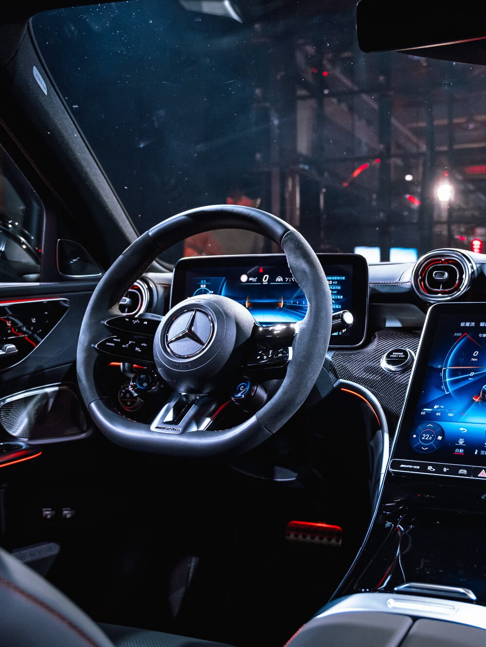 圖六、座艙內延續競技風格，同時展現賓士豪華科技氛圍