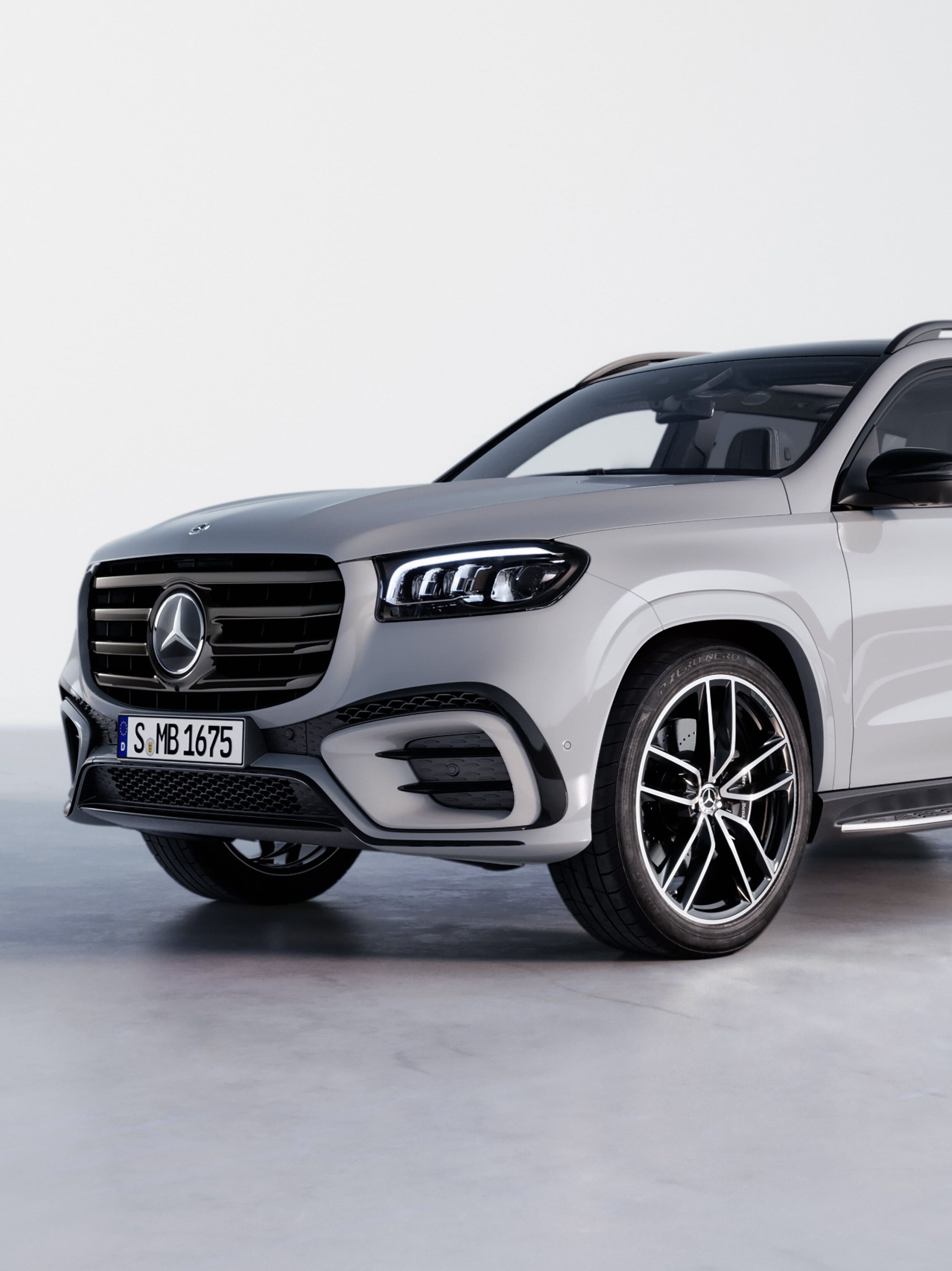 圖二、全新 GLS 採用全新頭尾燈組設計，前後相呼應，呈現前衛優雅的視覺效果