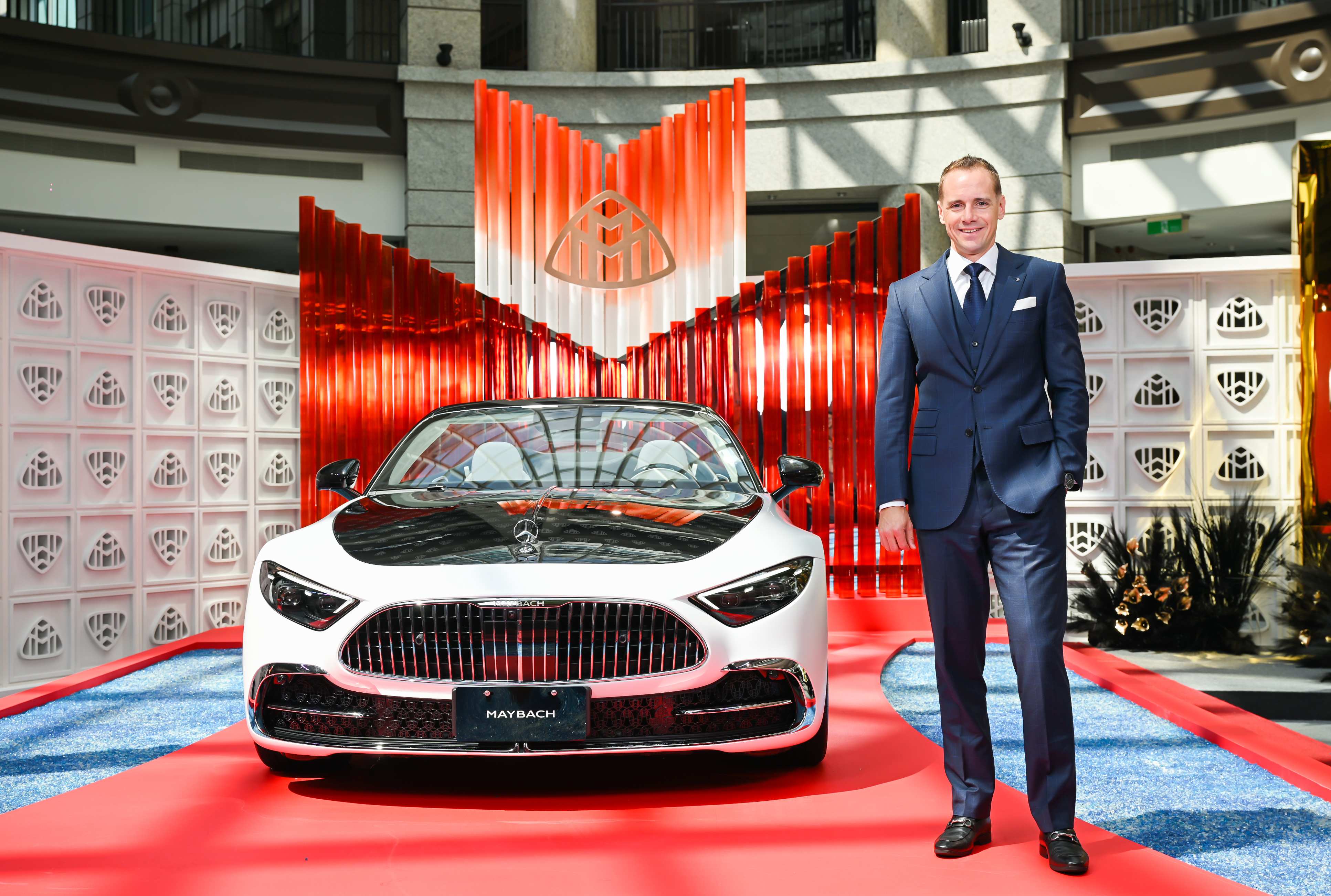 台灣賓士總裁暨執行長賴恩凱 (Mark Raine) 先生正式宣布 Mercedes-Maybach SL 680 Monogram Series 在台上市 台灣賓士總裁暨執行長賴恩凱 (Mark Raine) 先生正式宣布 Mercedes-Maybach SL 680 Monogram Series 在台上市