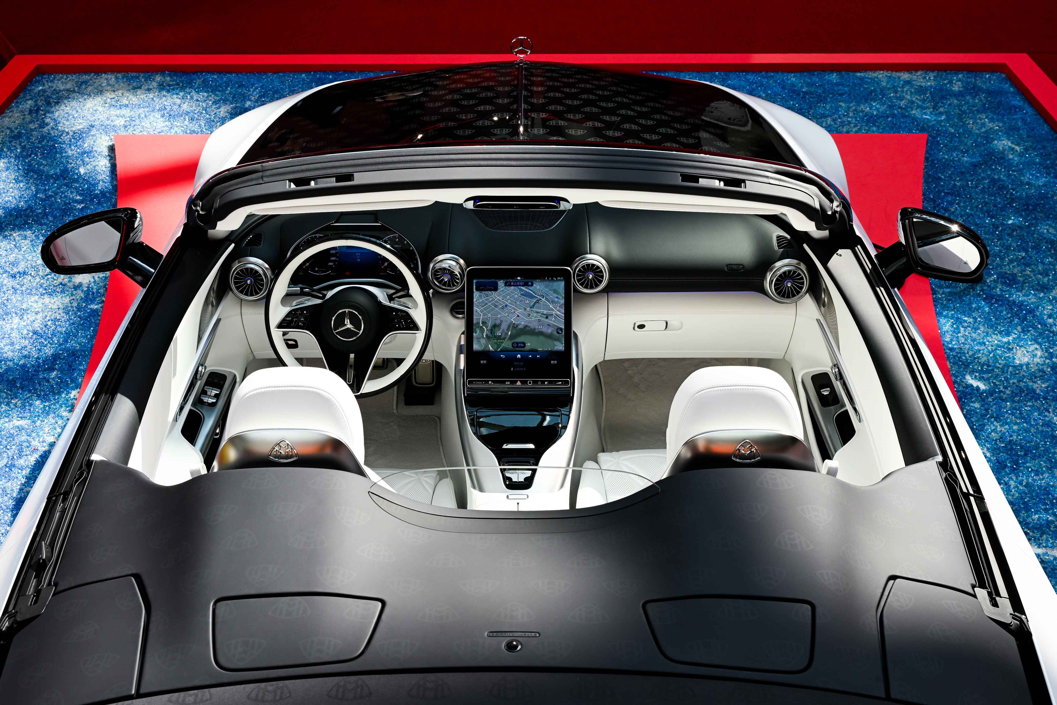 獨特且帶有空氣力學的 Speedster 雙駝峰造型 獨特且帶有空氣力學的 Speedster 雙駝峰造型