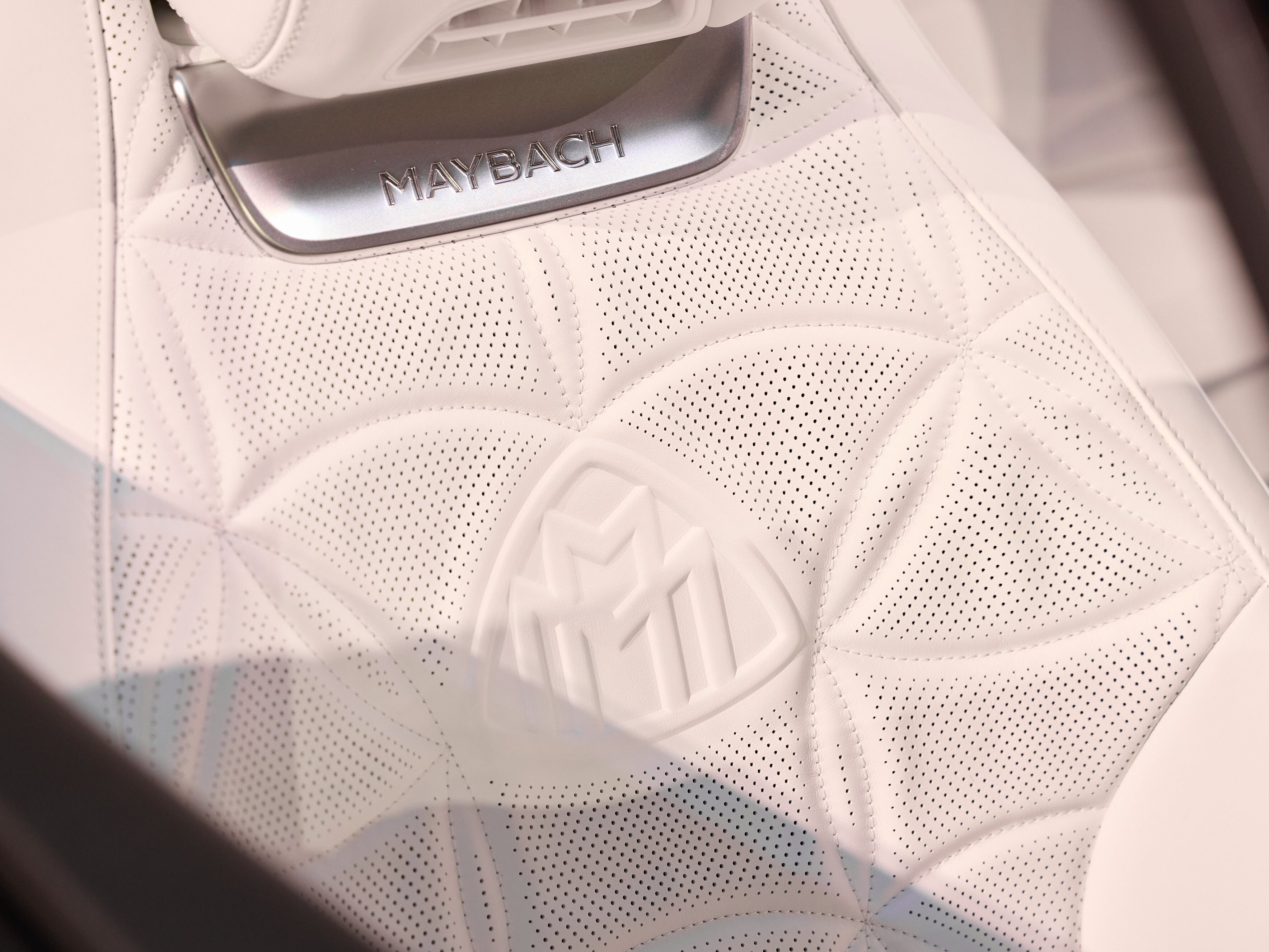 座椅採用全新的花卉圖騰（Flower Pattern）車縫線設計