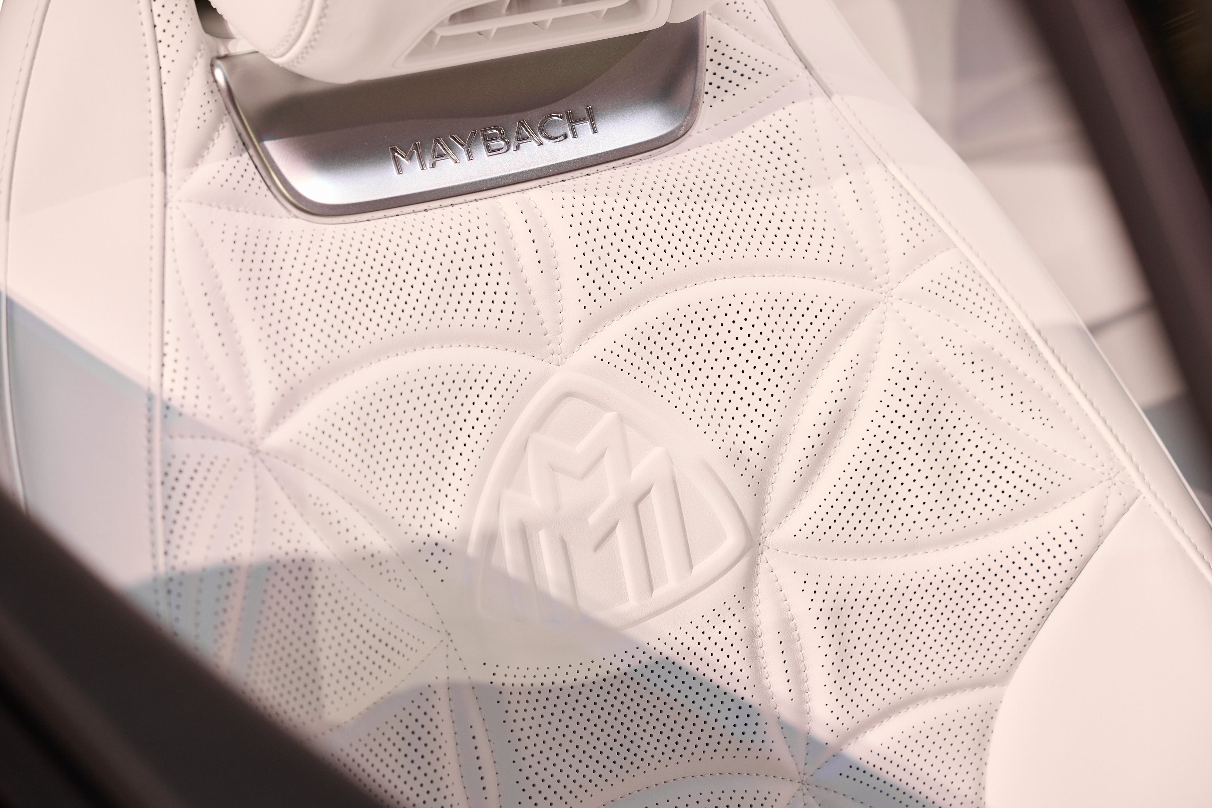 座椅採用全新的花卉圖騰(Flower Pattern)車縫線設計 座椅採用全新的花卉圖騰(Flower Pattern)車縫線設計