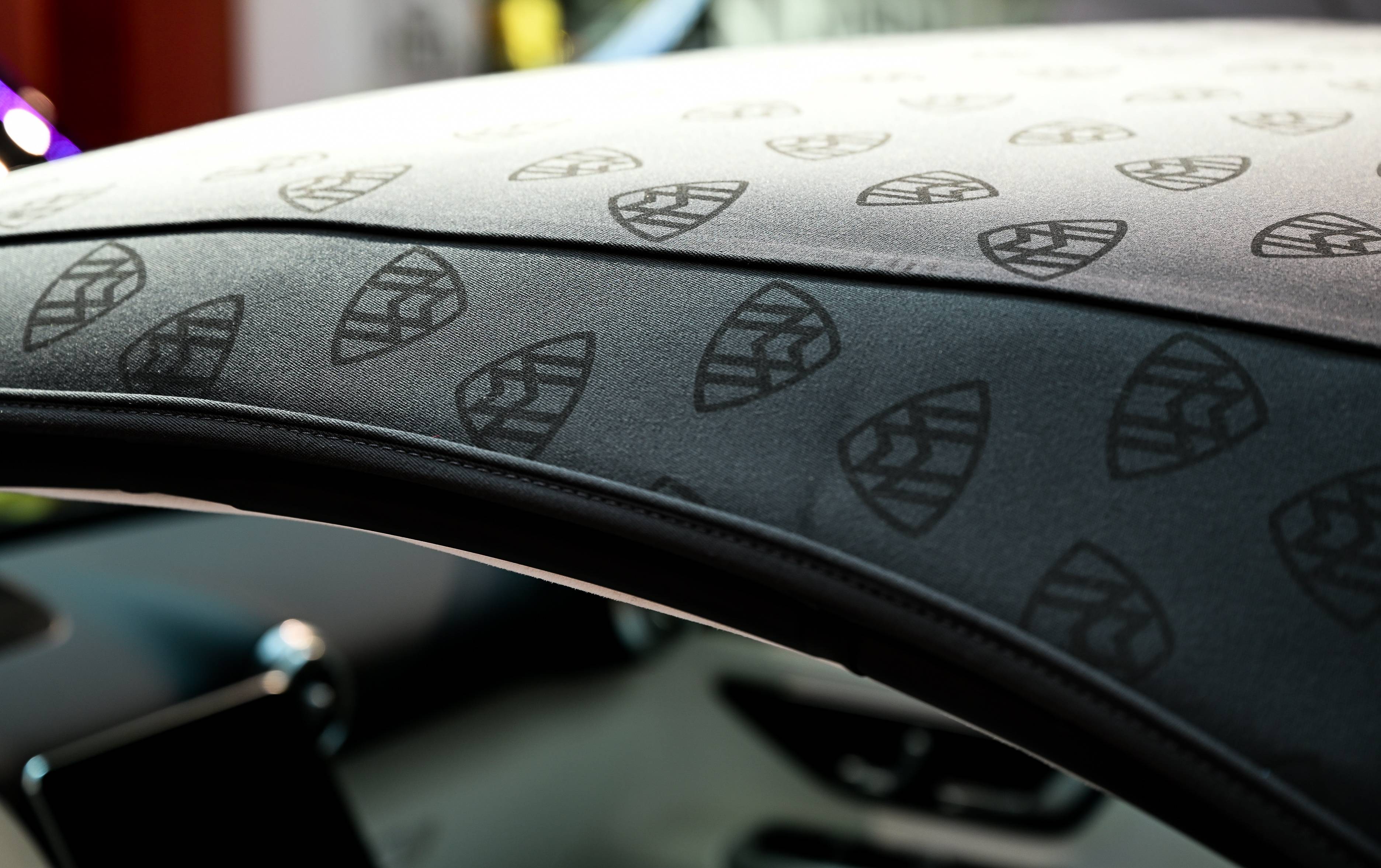 優異隔音的軟頂敞篷同樣佈滿 Maybach 經典圖騰 優異隔音的軟頂敞篷同樣佈滿 Maybach 經典圖騰