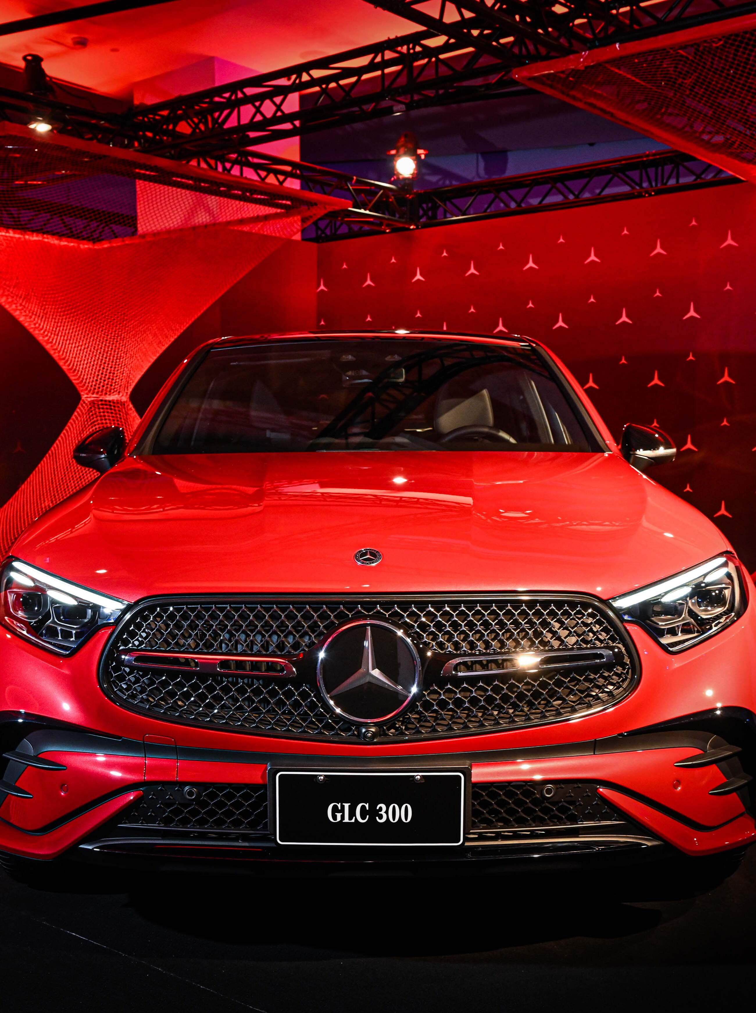 圖五、The new GLC Coupé 以「霧銀星芒型水箱護罩」與「多光束智慧型頭燈」閃耀眾人