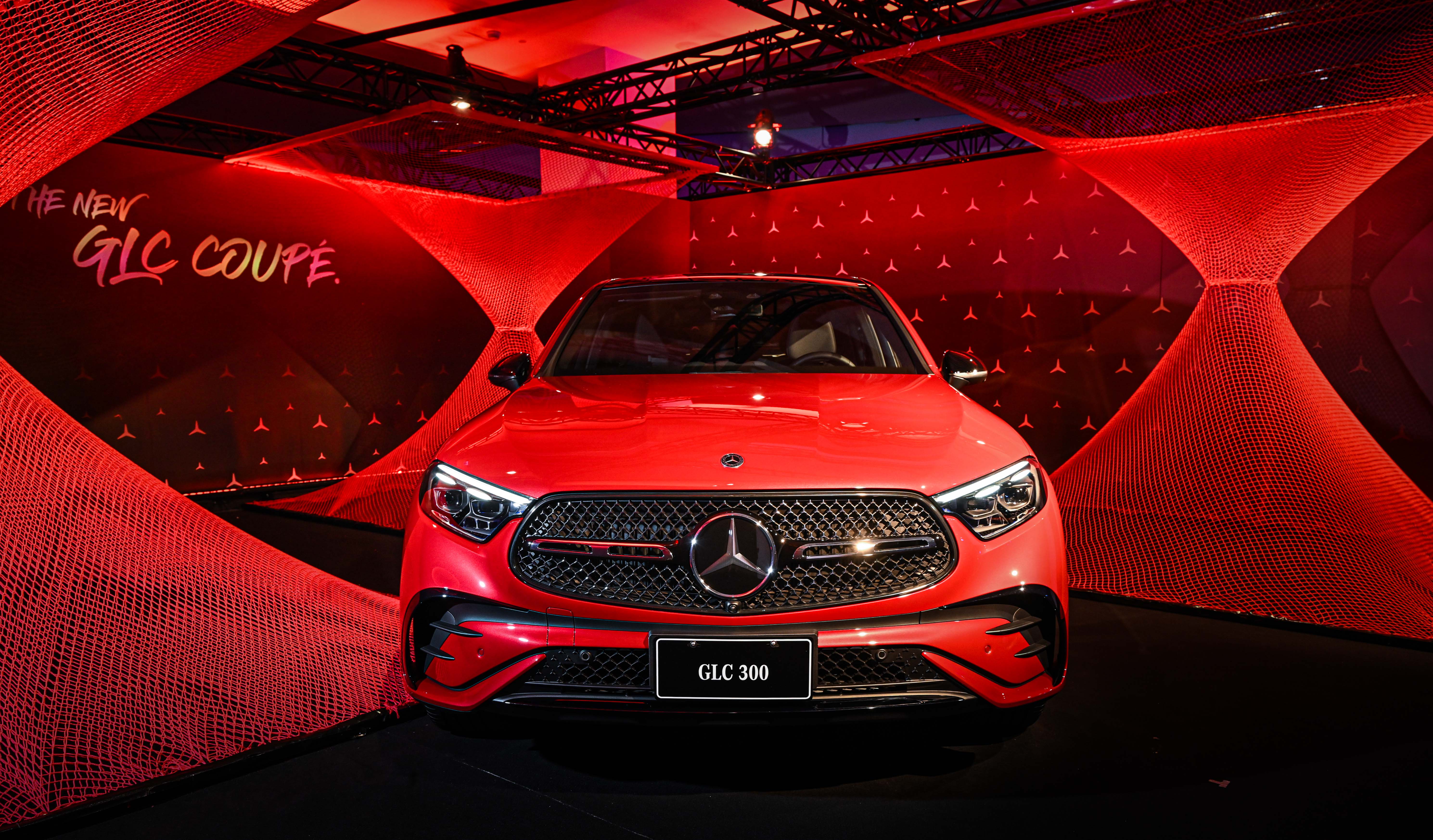 圖五、The new GLC Coupé 以「霧銀星芒型水箱護罩」與「多光束智慧型頭燈」閃耀眾人 圖五、The new GLC Coupé 以「霧銀星芒型水箱護罩」與「多光束智慧型頭燈」閃耀眾人