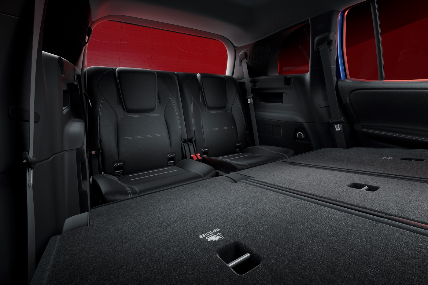 GLB 35 4MATIC 同樣搭配彈性的七人座,兼具熱血駕馭與舒適空間 GLB 35 4MATIC 同樣搭配彈性的七人座,兼具熱血駕馭與舒適空間