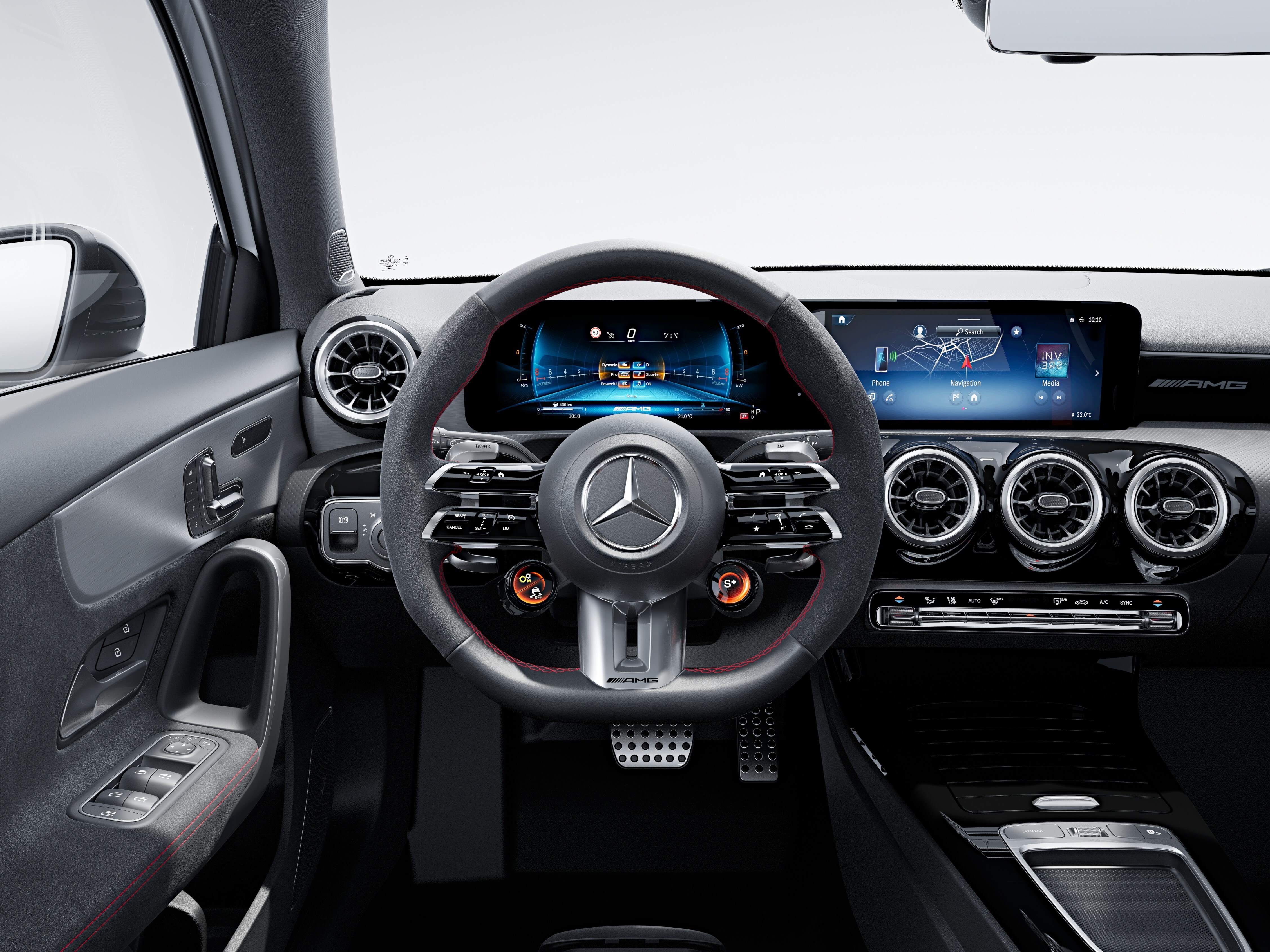 Mercedes-AMG A-Class 緊湊型轎車內的 Nappa 真皮包覆 AMG 高性能方向盤。