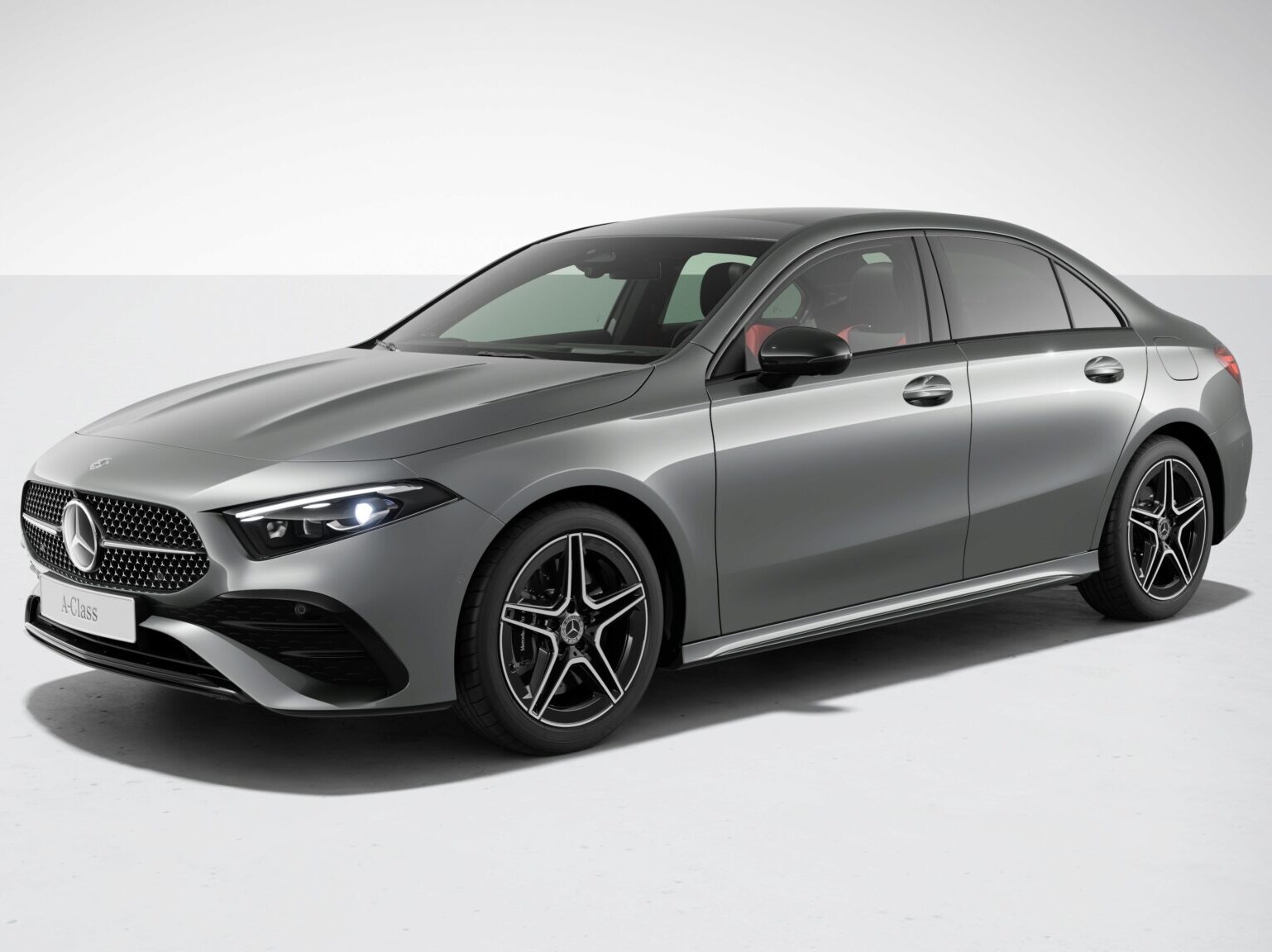 搭配 AMG Line 配備系列的 Mercedes-Benz A-Class 轎車外觀。