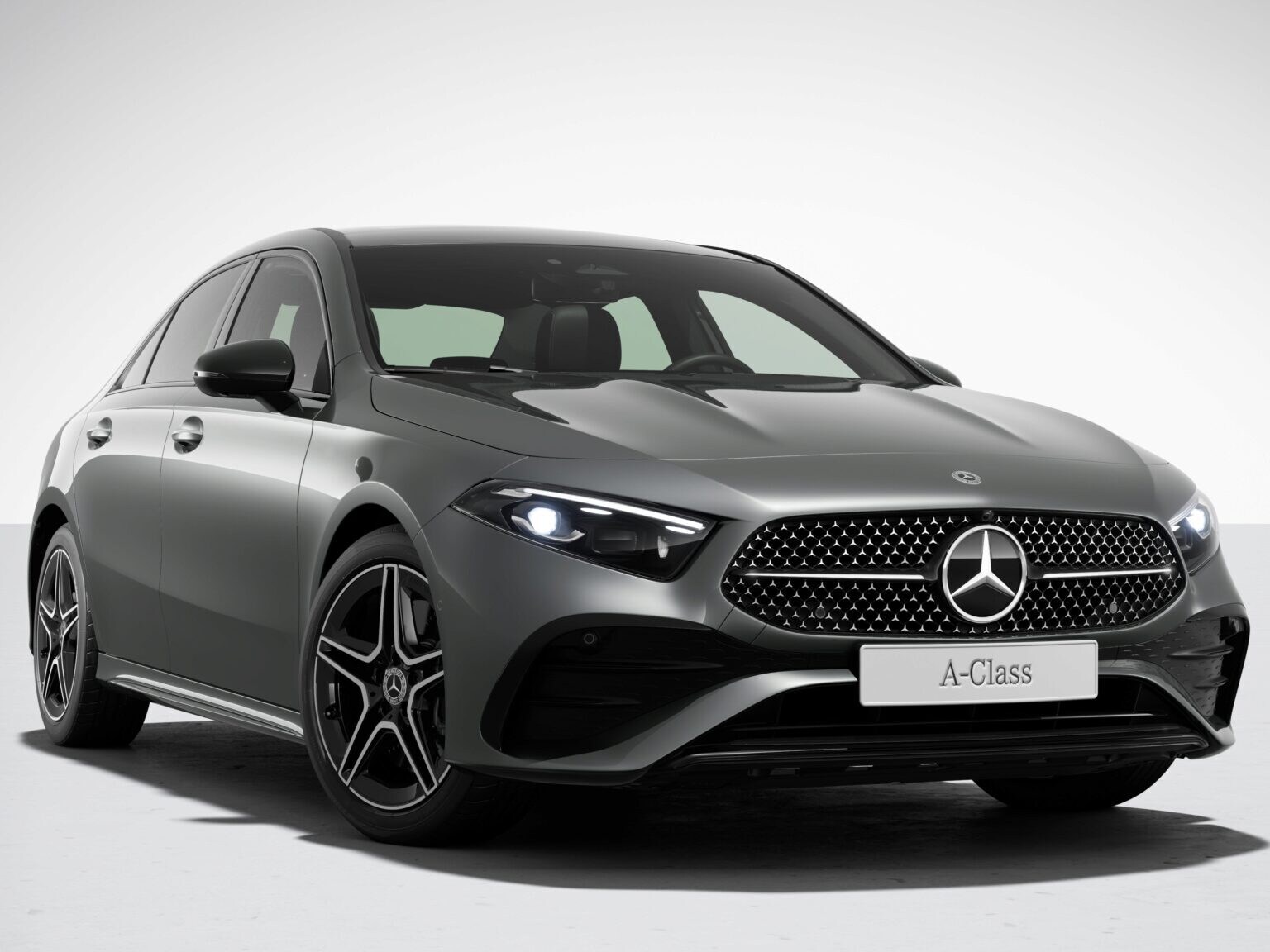 搭配夜色套件的 Mercedes-Benz A-Class 轎車外觀。