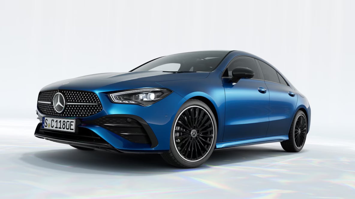 Mercedes-Benz CLA 轎跑車的車頭偏側視圖。