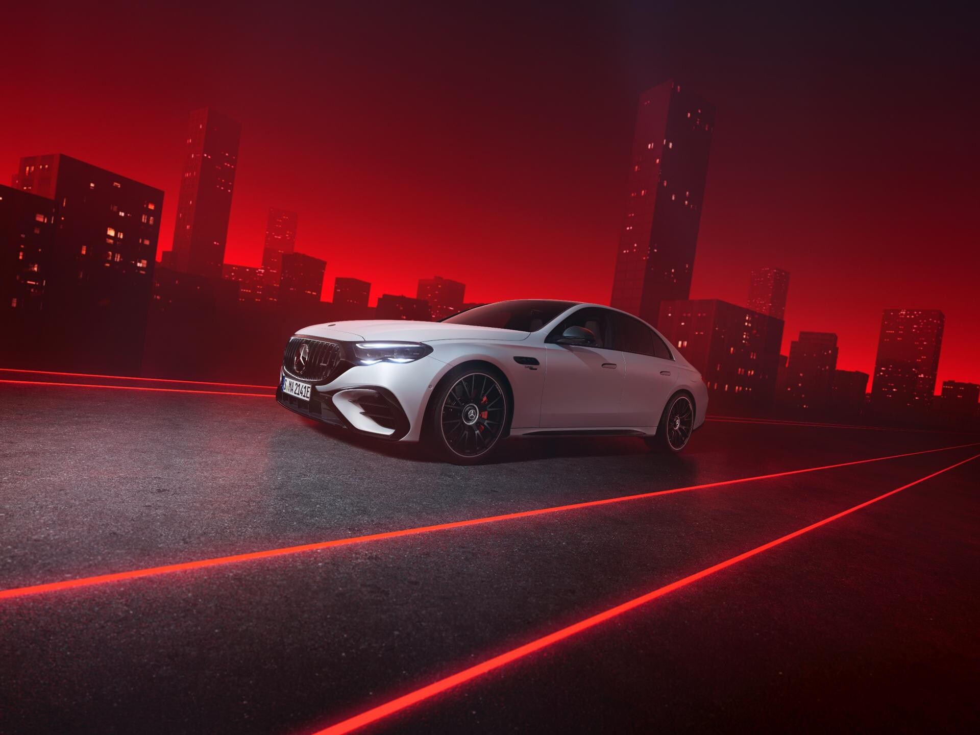 圖為正在車庫前充電的 Mercedes-Benz E-Class 轎車。