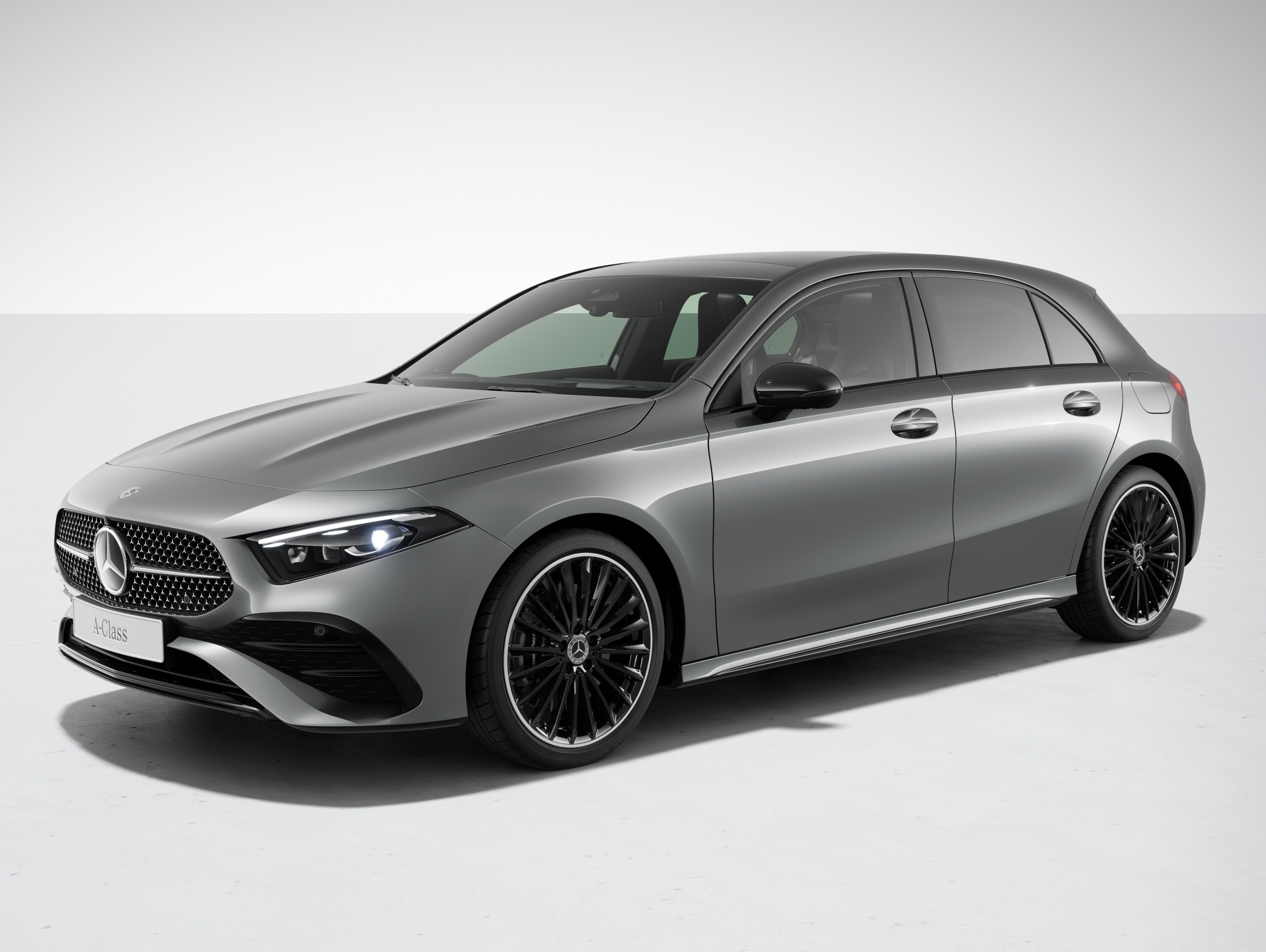 搭配夜色套件的 Mercedes-Benz A-Class 緊湊型轎車外觀。