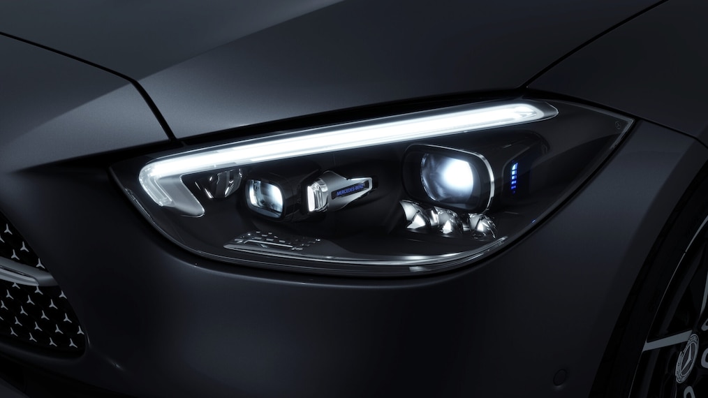 Mercedes-Benz C-Class 的 DIGITAL LIGHT 頭燈系統特寫。