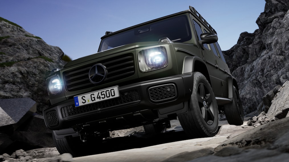 透過敞開的乘客區車門可見配有 MANUFAKTUR 復古風格套件的前排座椅偏側視圖。