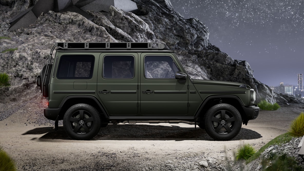 透過敞開的乘客區車門可見配有 MANUFAKTUR 全皮革套件的前排座椅偏側視圖。