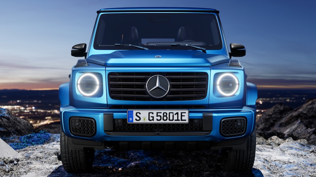 搭載 EQ 技術的 Mercedes-Benz G 580 的黑色面板水箱格柵特寫。