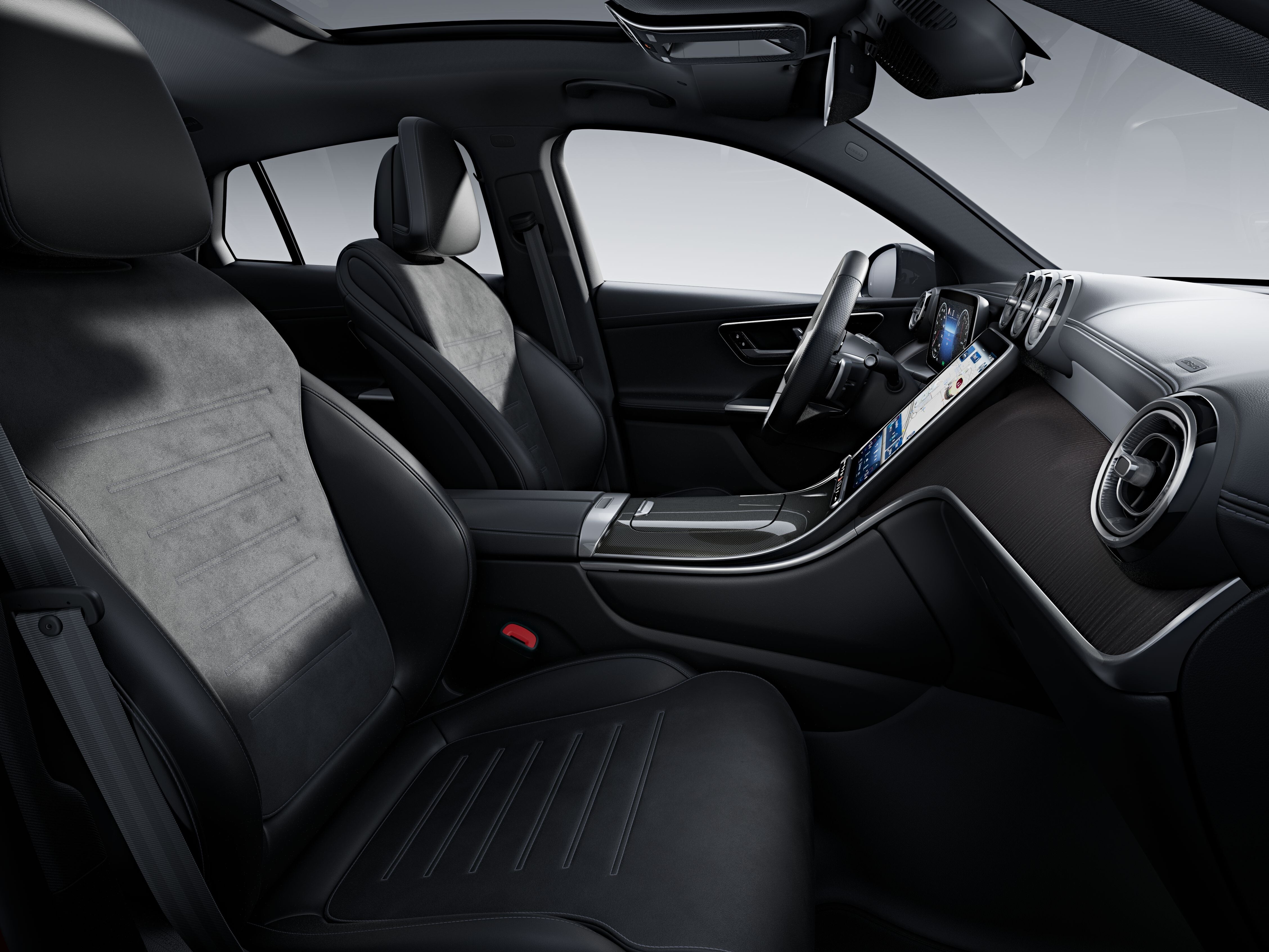 配備 AMG Line 套件的 Mercedes-Benz GLC 轎跑車。